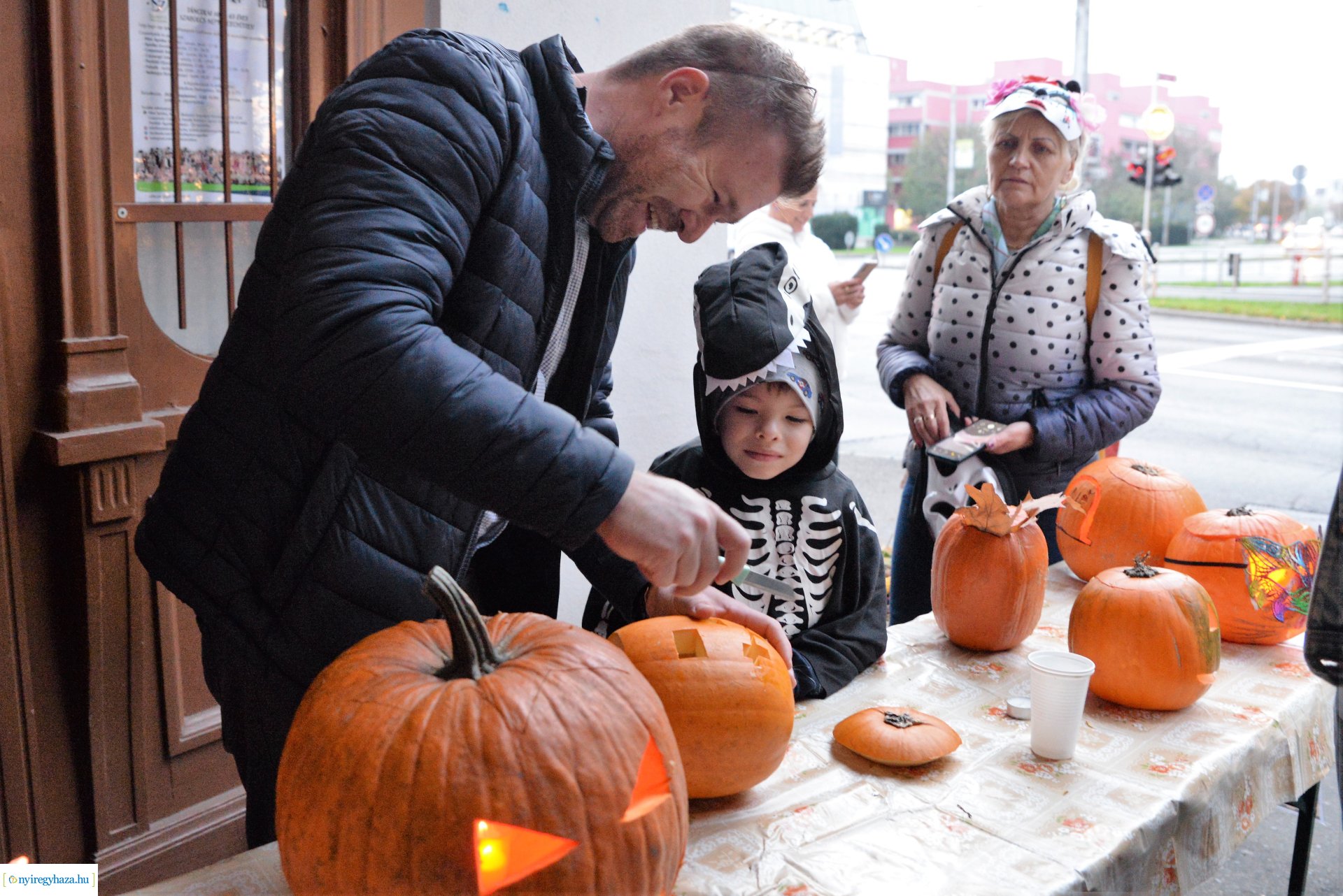 Halloween party a Kölyökvár udvarán