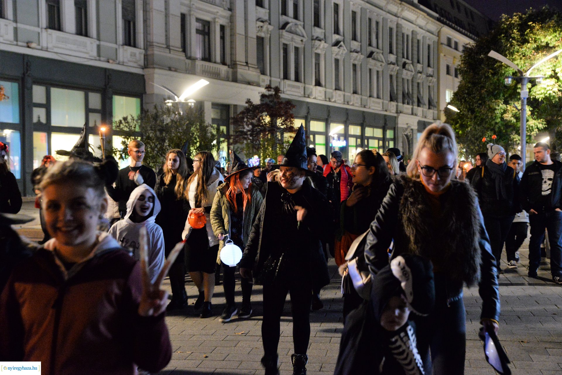 Halloween party a Kölyökvár udvarán
