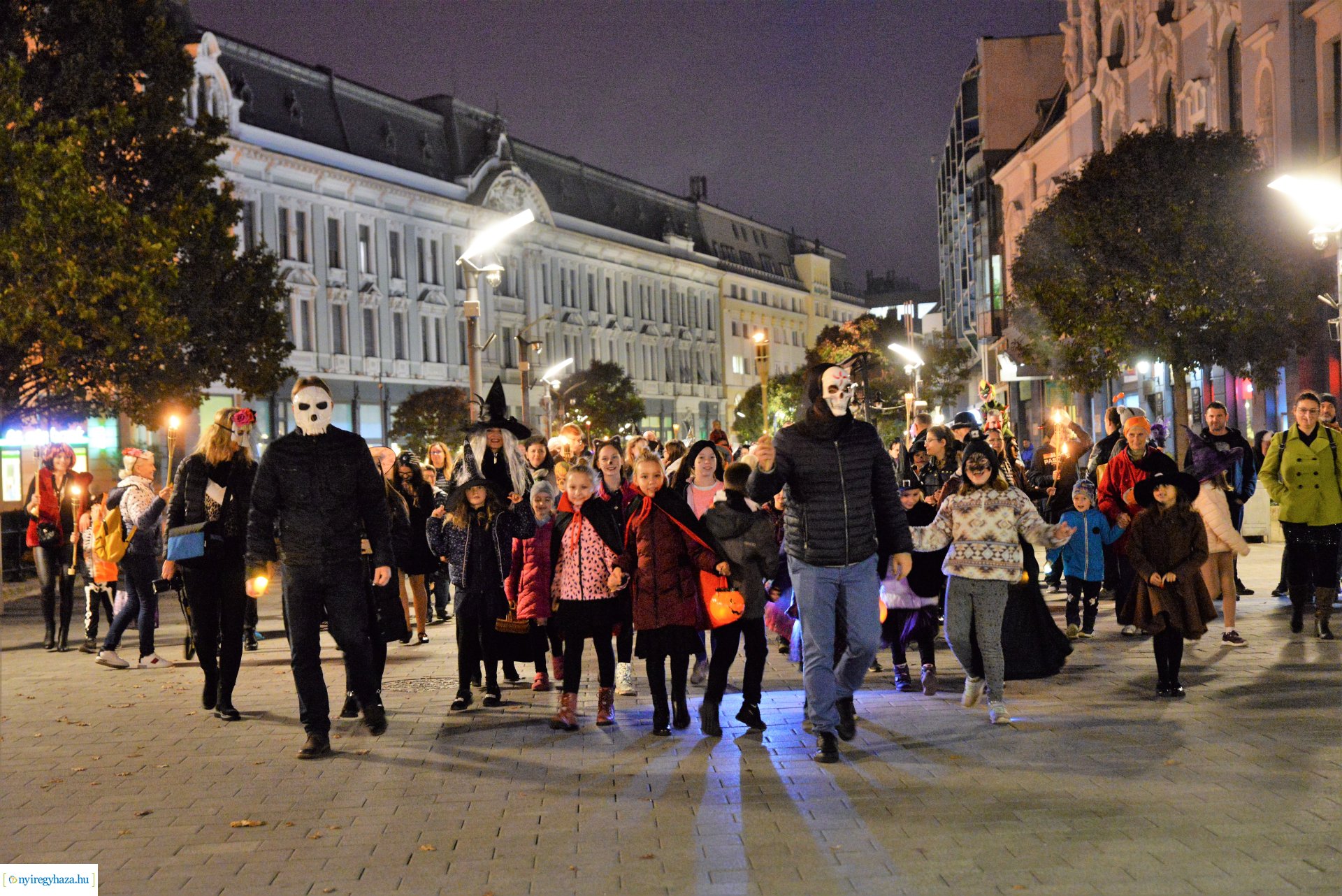 Halloween party a Kölyökvár udvarán