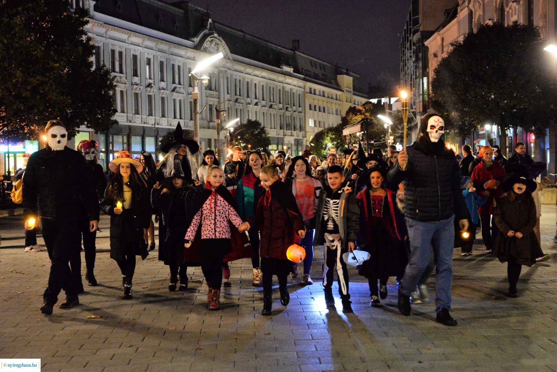Halloween party a Kölyökvár udvarán