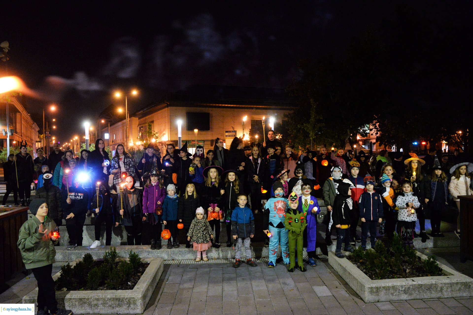 Halloween party a Kölyökvár udvarán