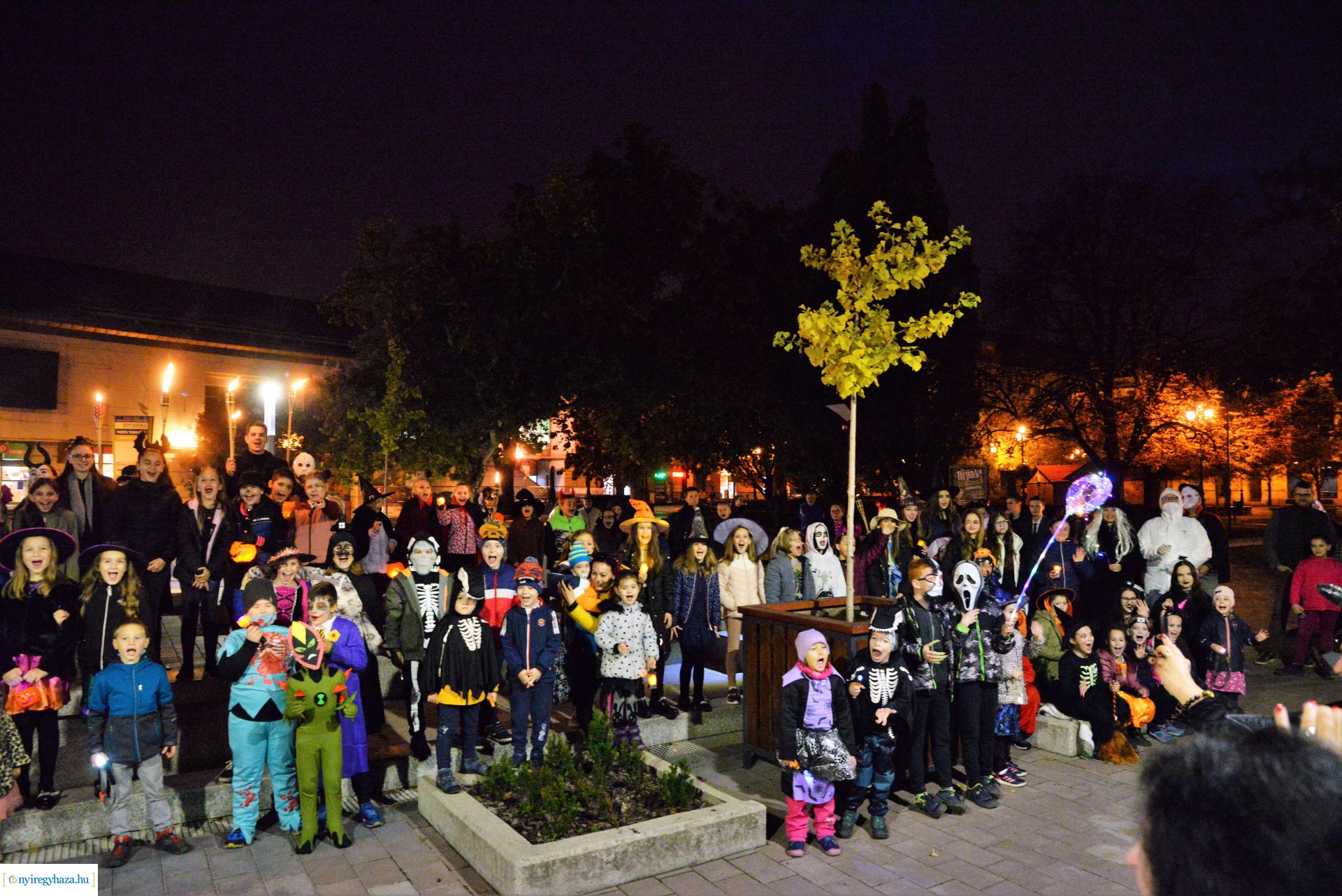 Halloween party a Kölyökvár udvarán