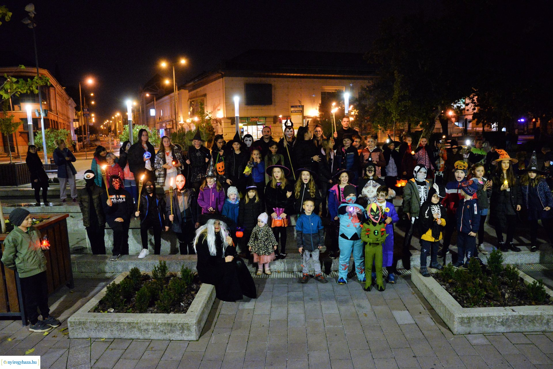 Halloween party a Kölyökvár udvarán