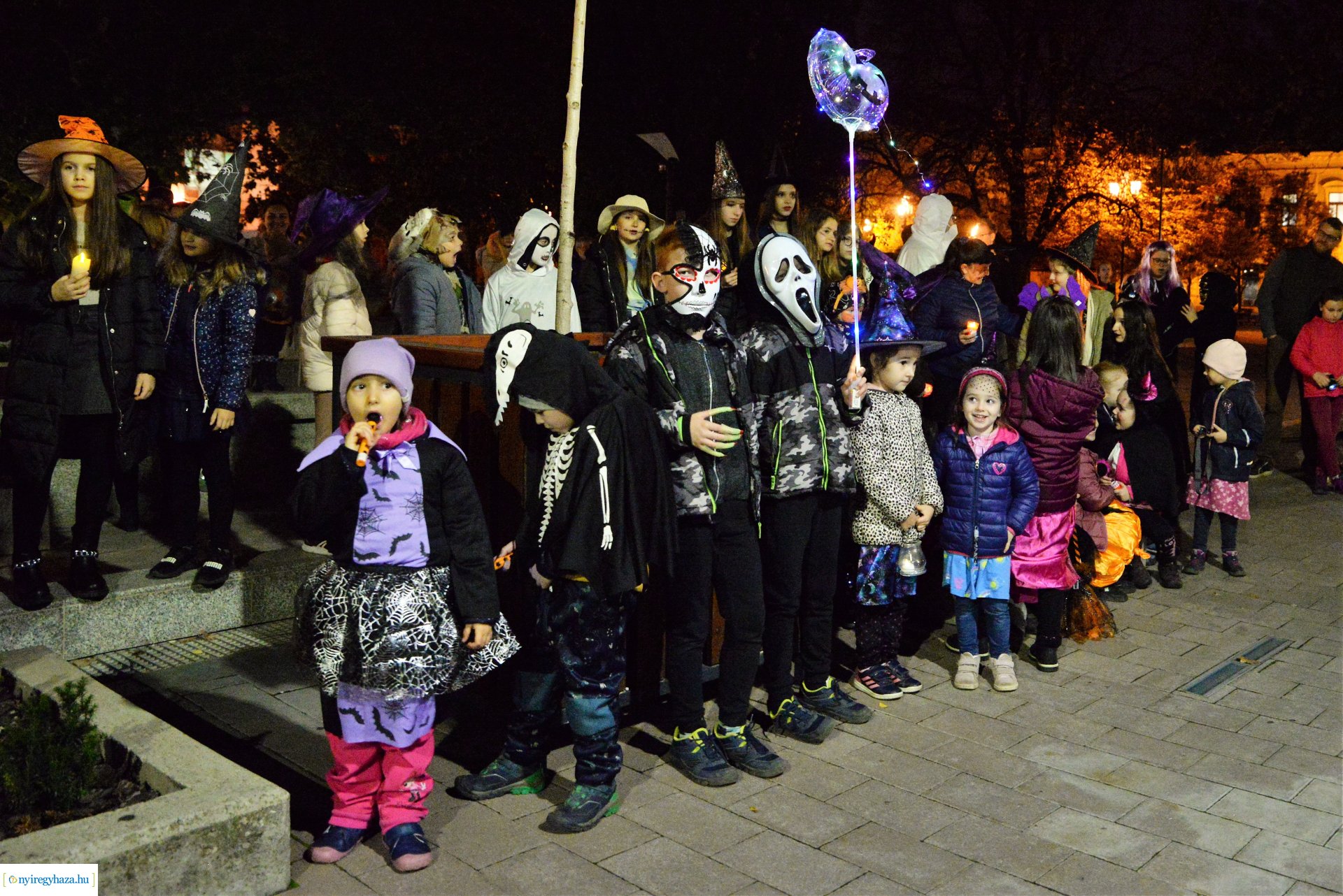 Halloween party a Kölyökvár udvarán