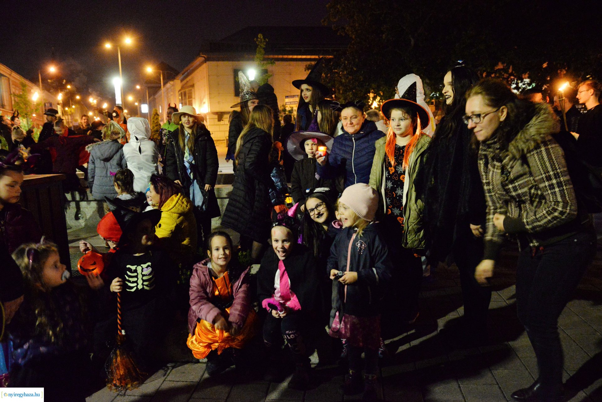 Halloween party a Kölyökvár udvarán