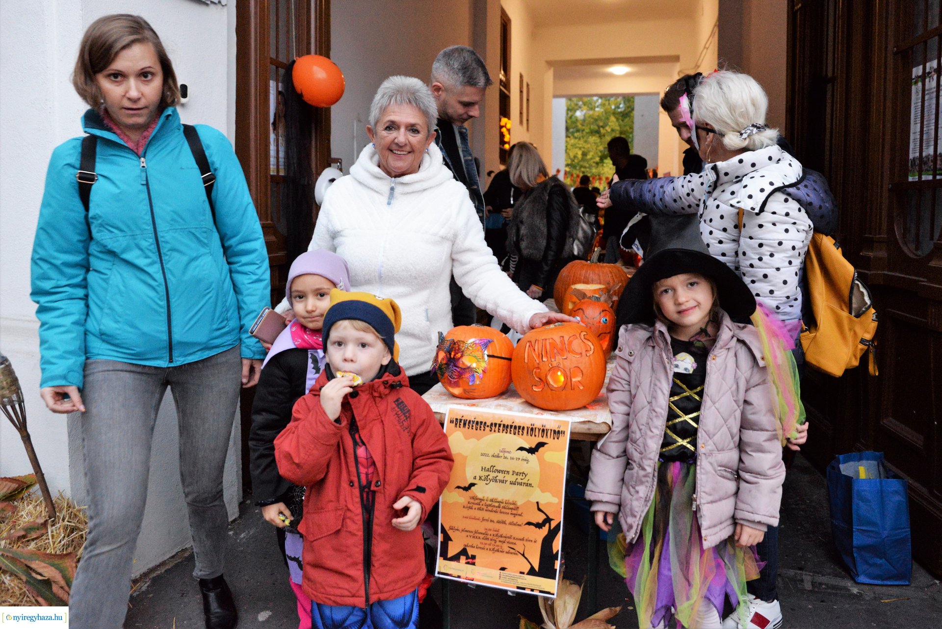 Halloween party a Kölyökvár udvarán