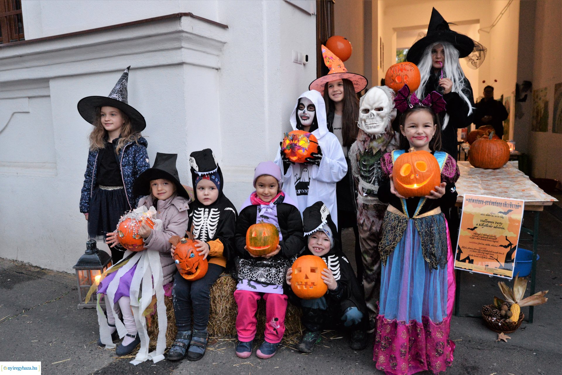 Halloween party a Kölyökvár udvarán