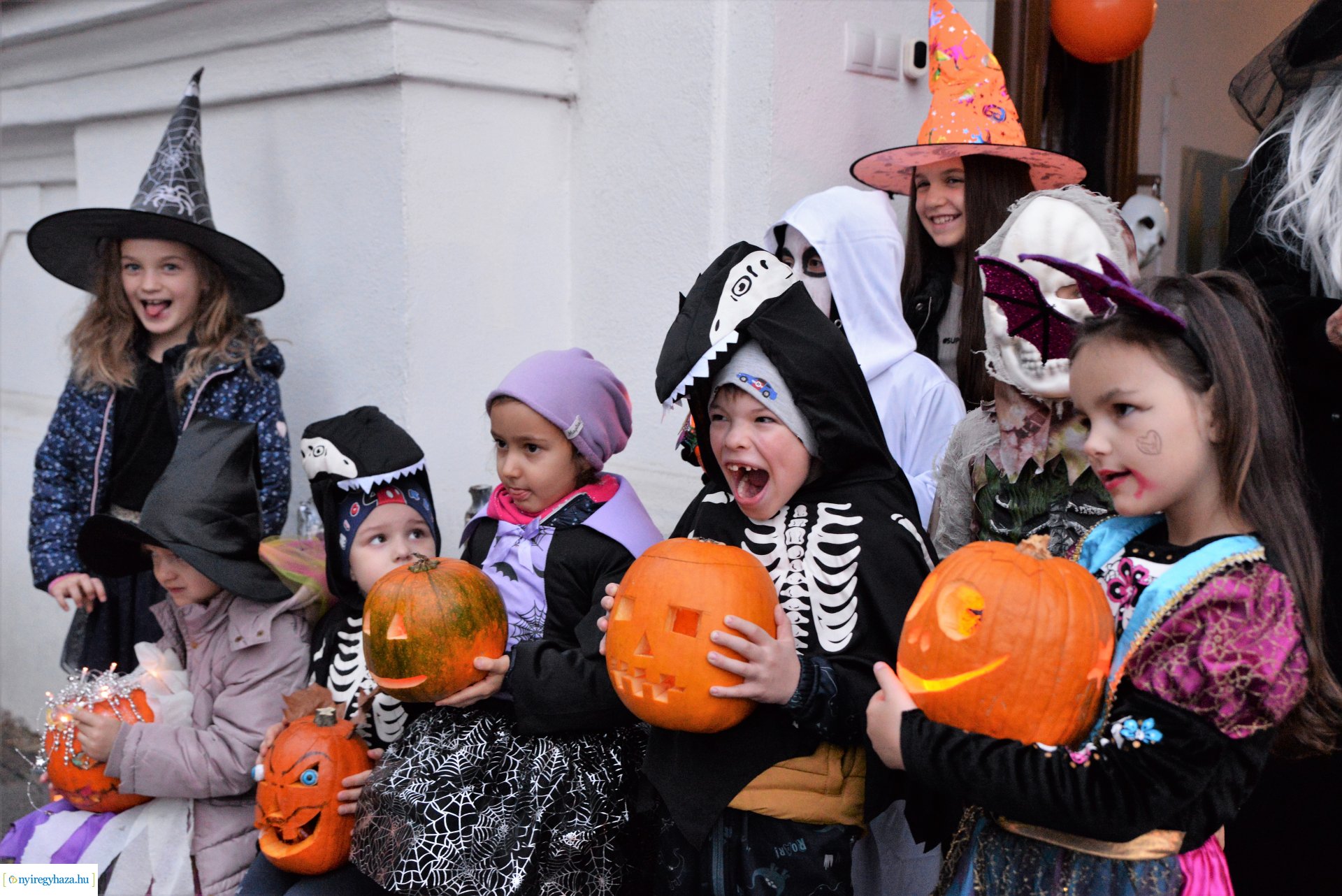Halloween party a Kölyökvár udvarán