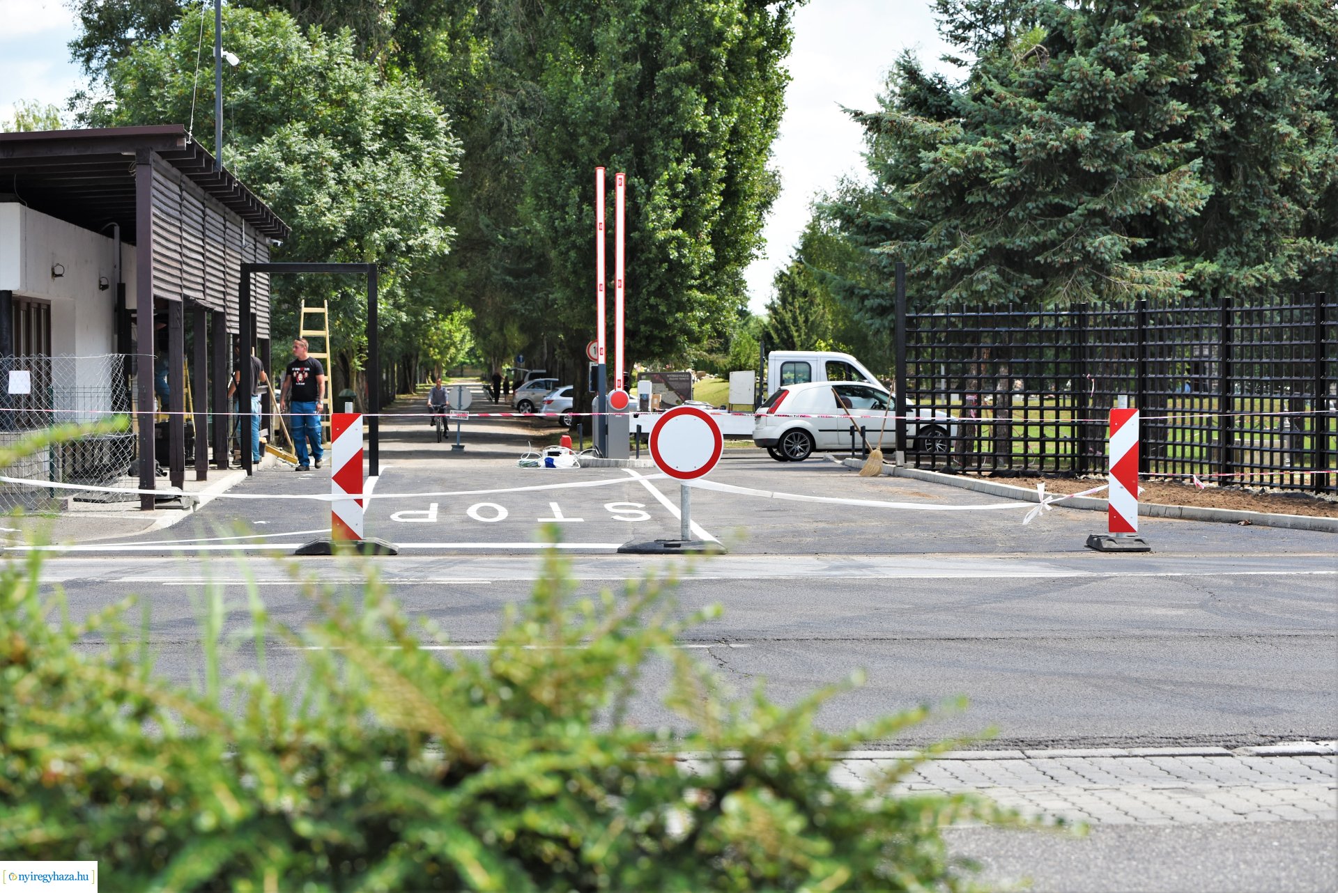 Hamarosan elkészül a Korányi út felől a temető bejárata