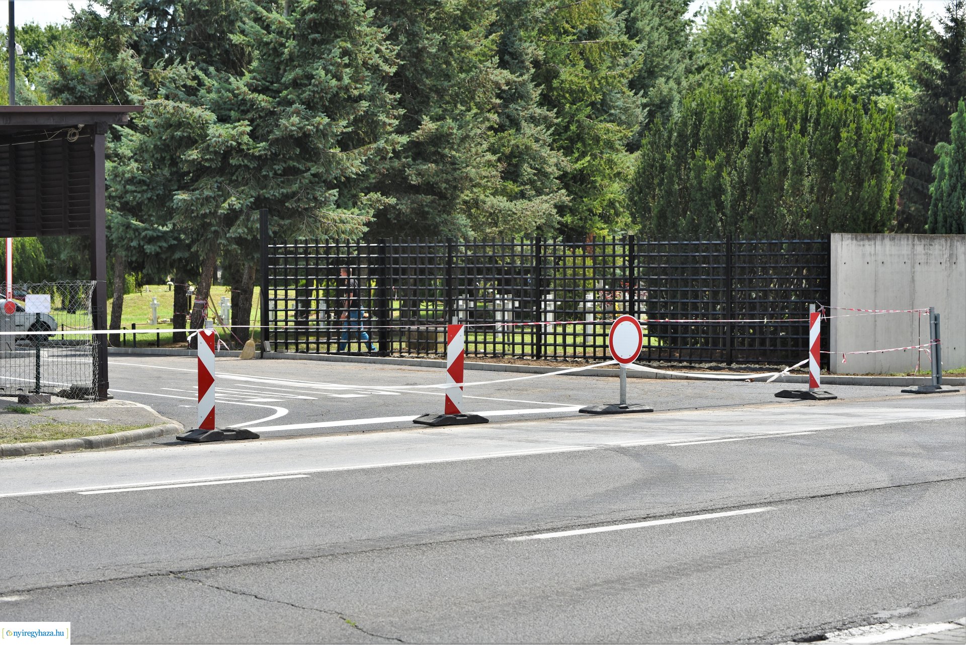 Hamarosan elkészül a Korányi út felől a temető bejárata