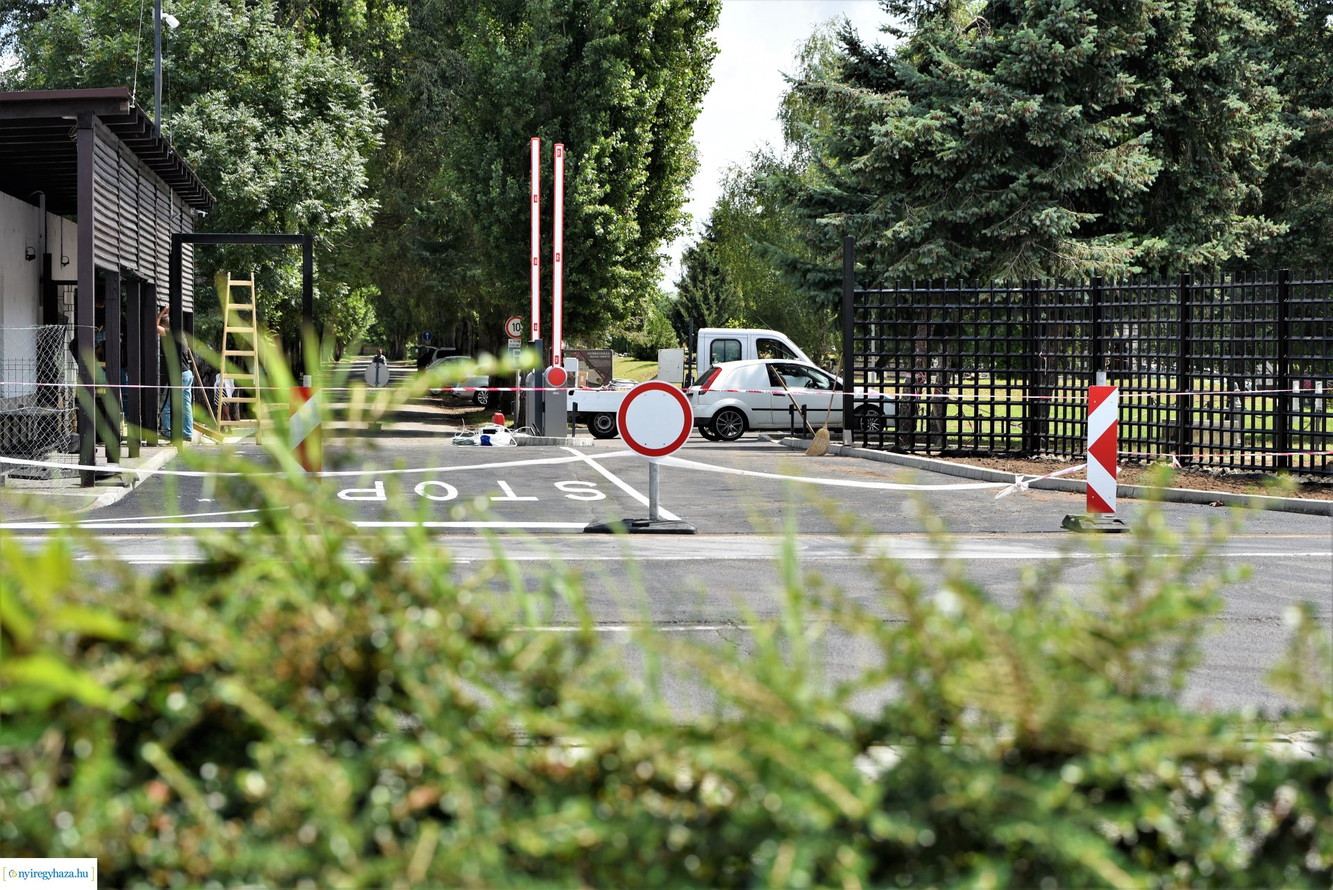 Hamarosan elkészül a Korányi út felől a temető bejárata