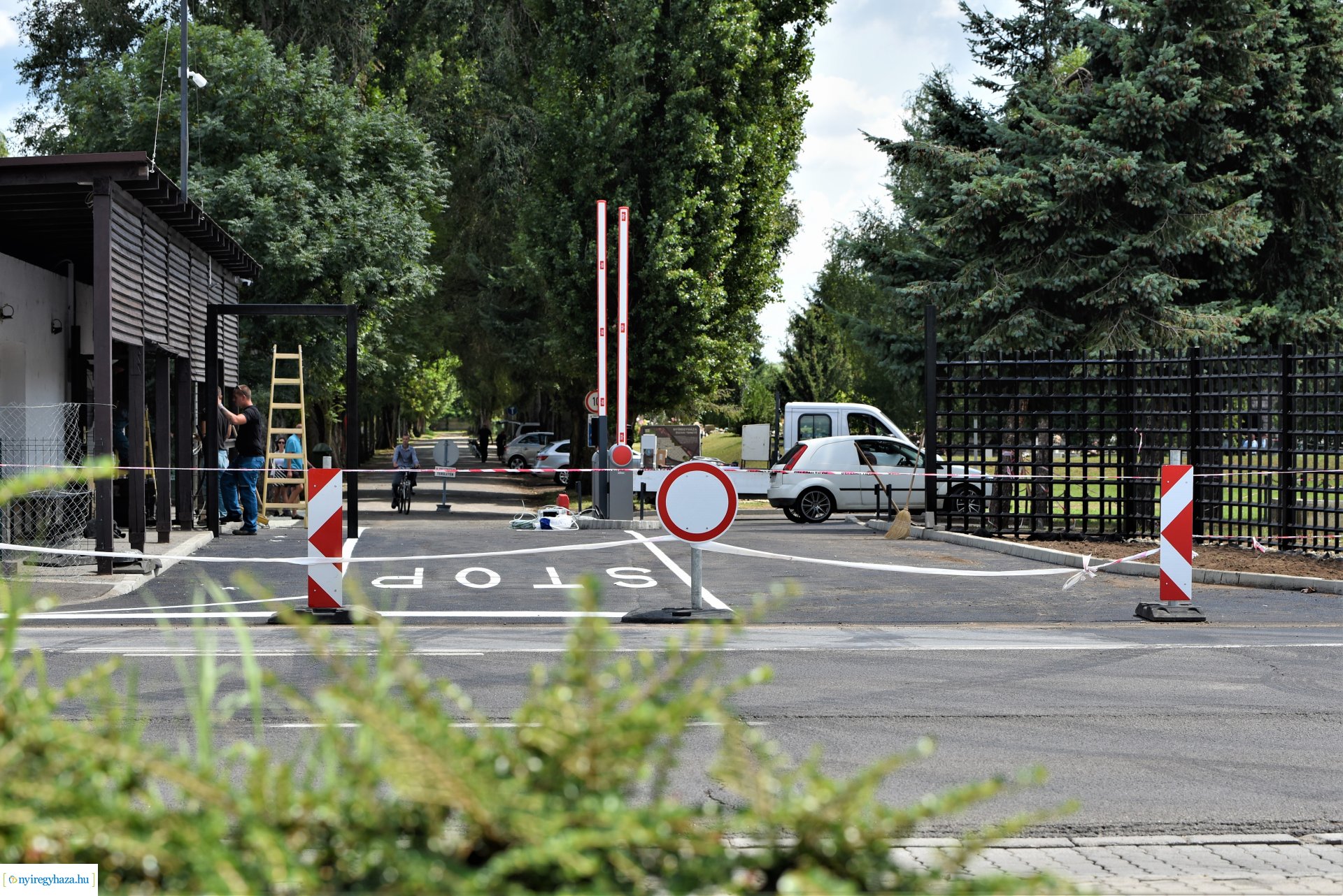 Hamarosan elkészül a Korányi út felől a temető bejárata
