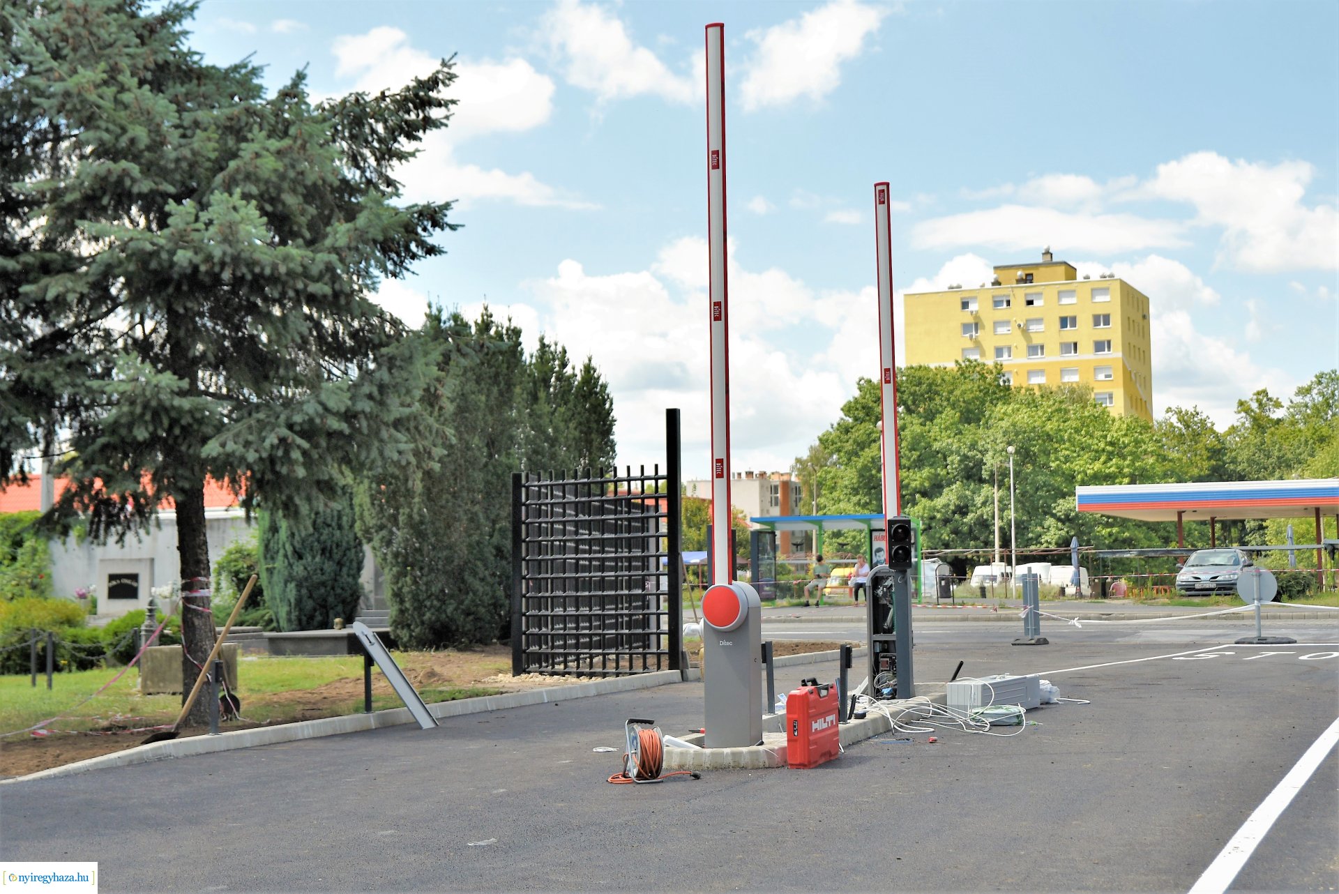 Hamarosan elkészül a Korányi út felől a temető bejárata