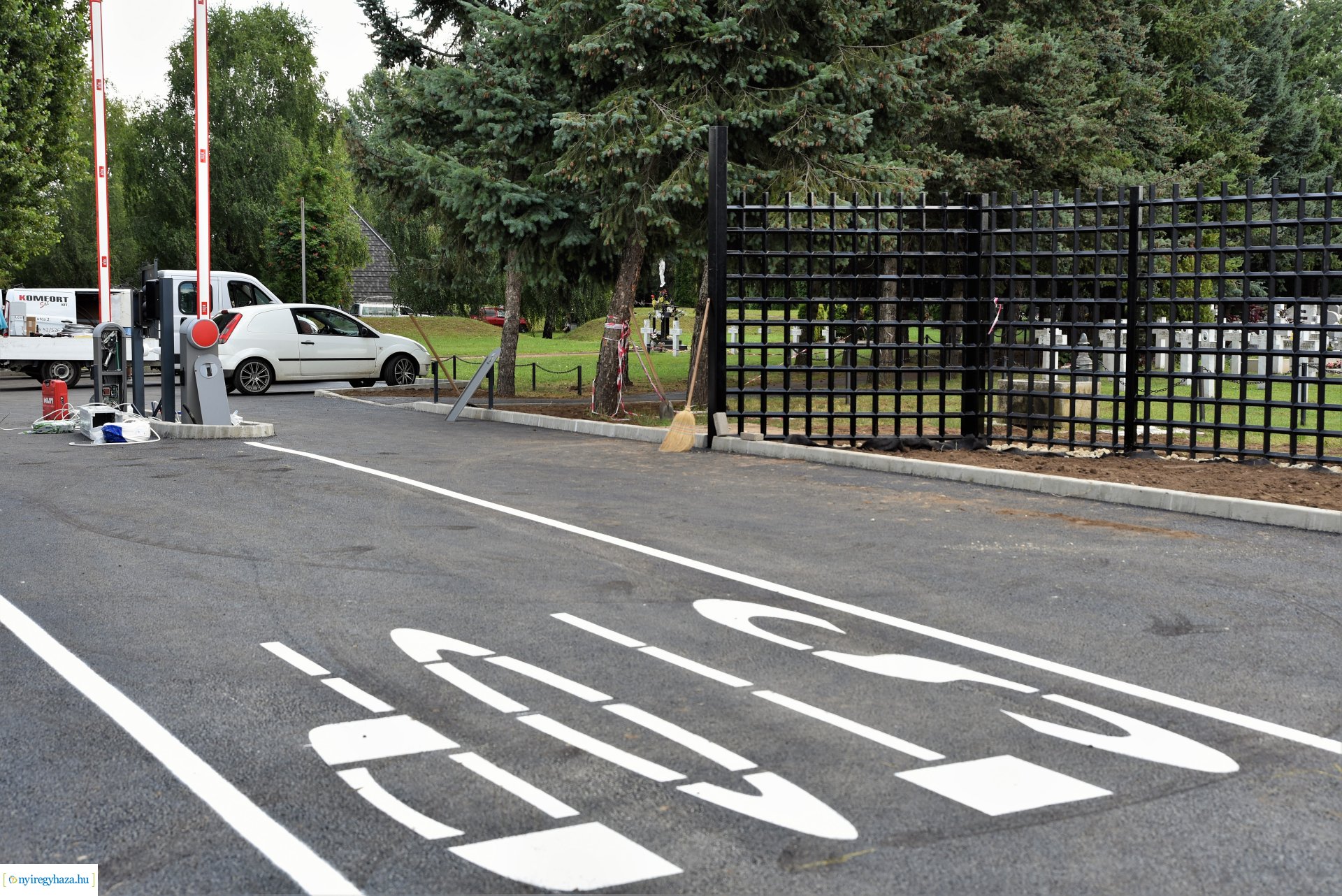 Hamarosan elkészül a Korányi út felől a temető bejárata
