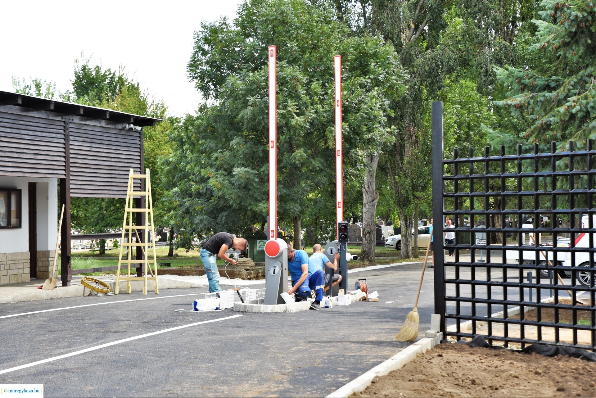 Hamarosan elkészül a Korányi út felől a temető bejárata