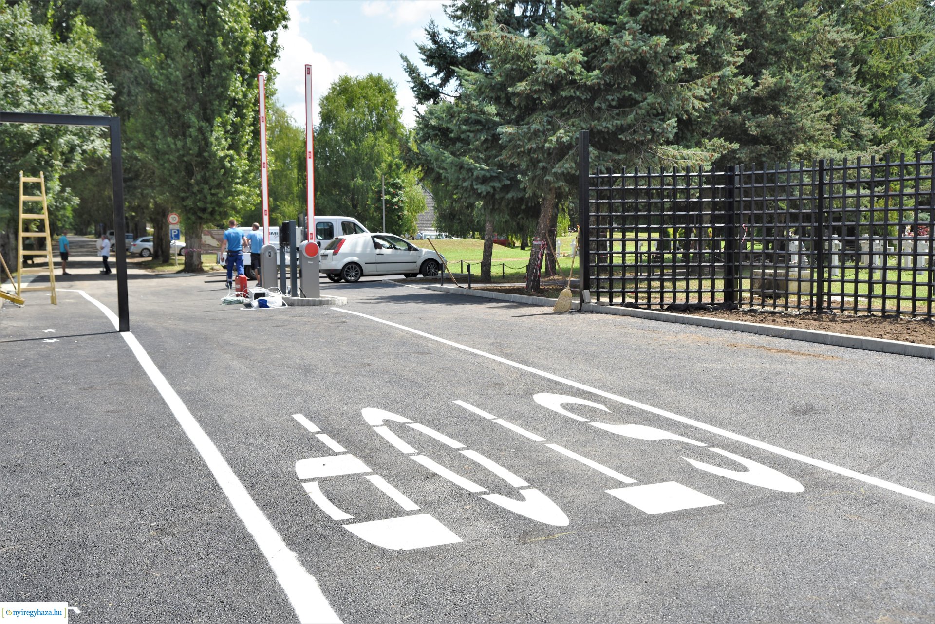 Hamarosan elkészül a Korányi út felől a temető bejárata