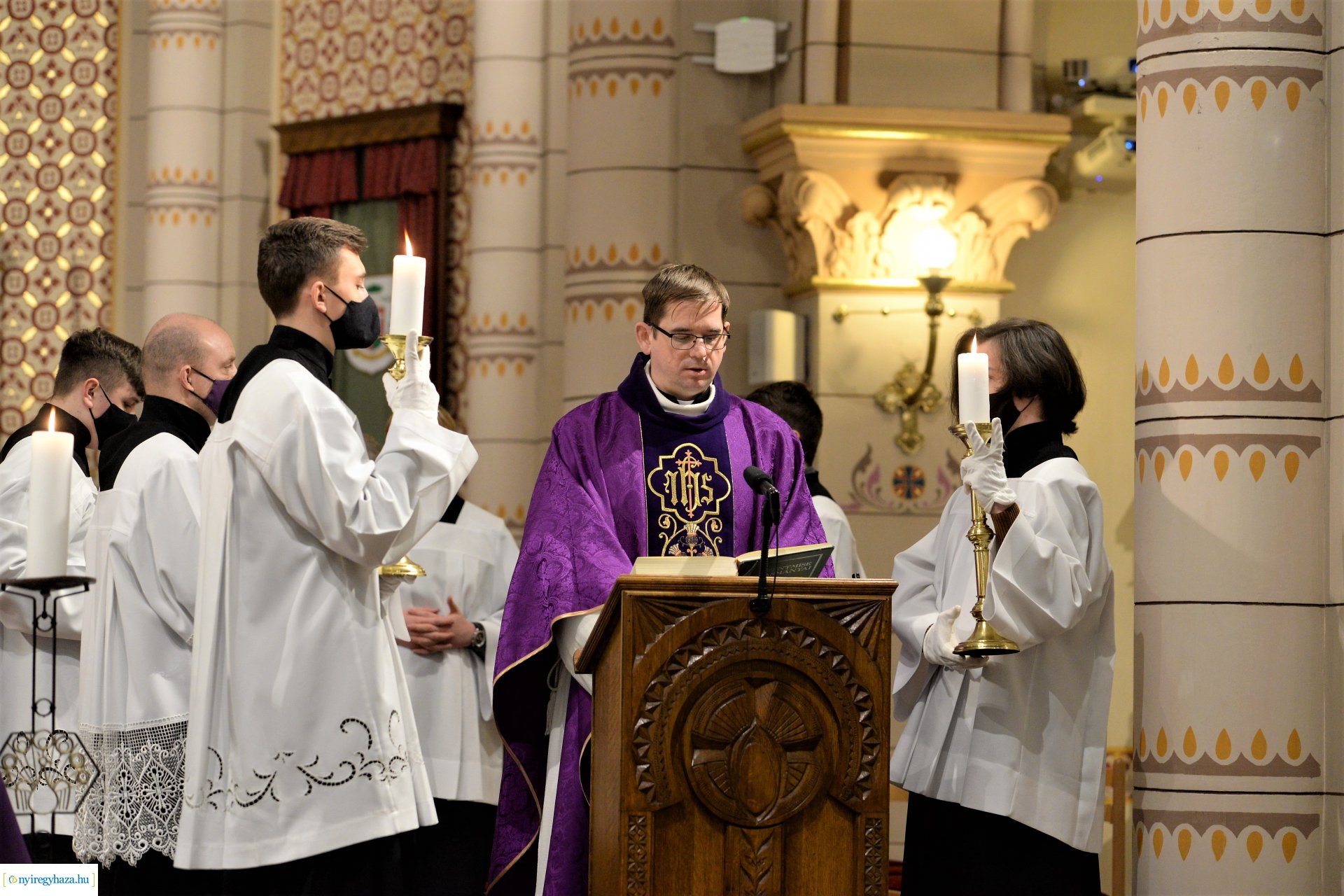 Hamvazószerda ünnepe a Magyarok Nagyasszonya-társszékesegyházban