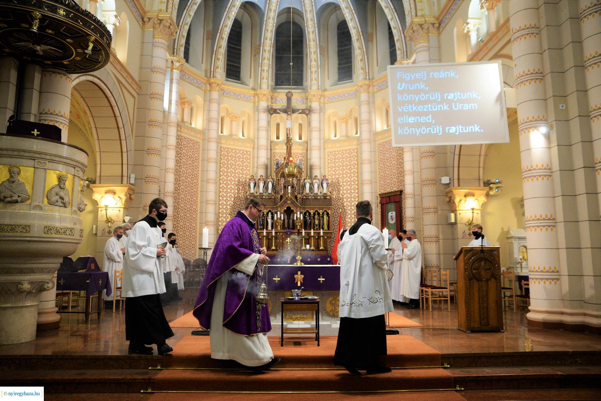 Hamvazószerda ünnepe a Magyarok Nagyasszonya-társszékesegyházban