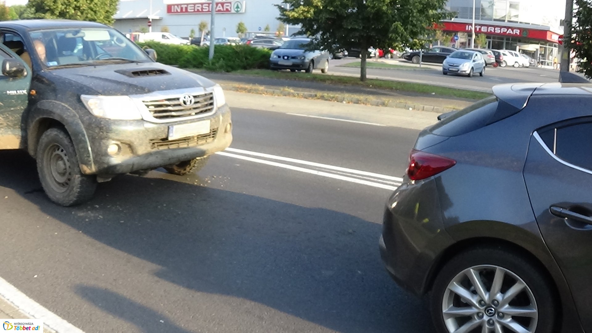 Hármas karambol a Kosbor utcán