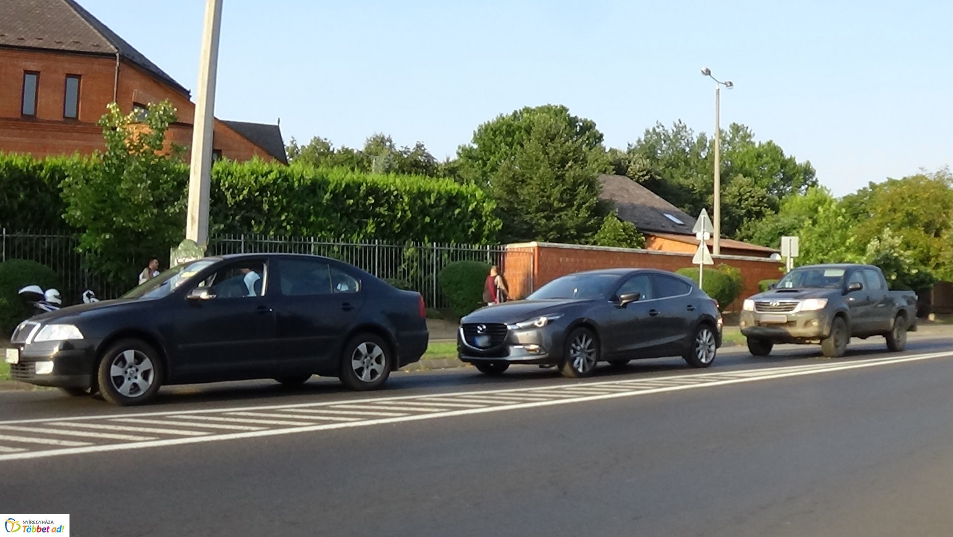 Hármas karambol a Kosbor utcán