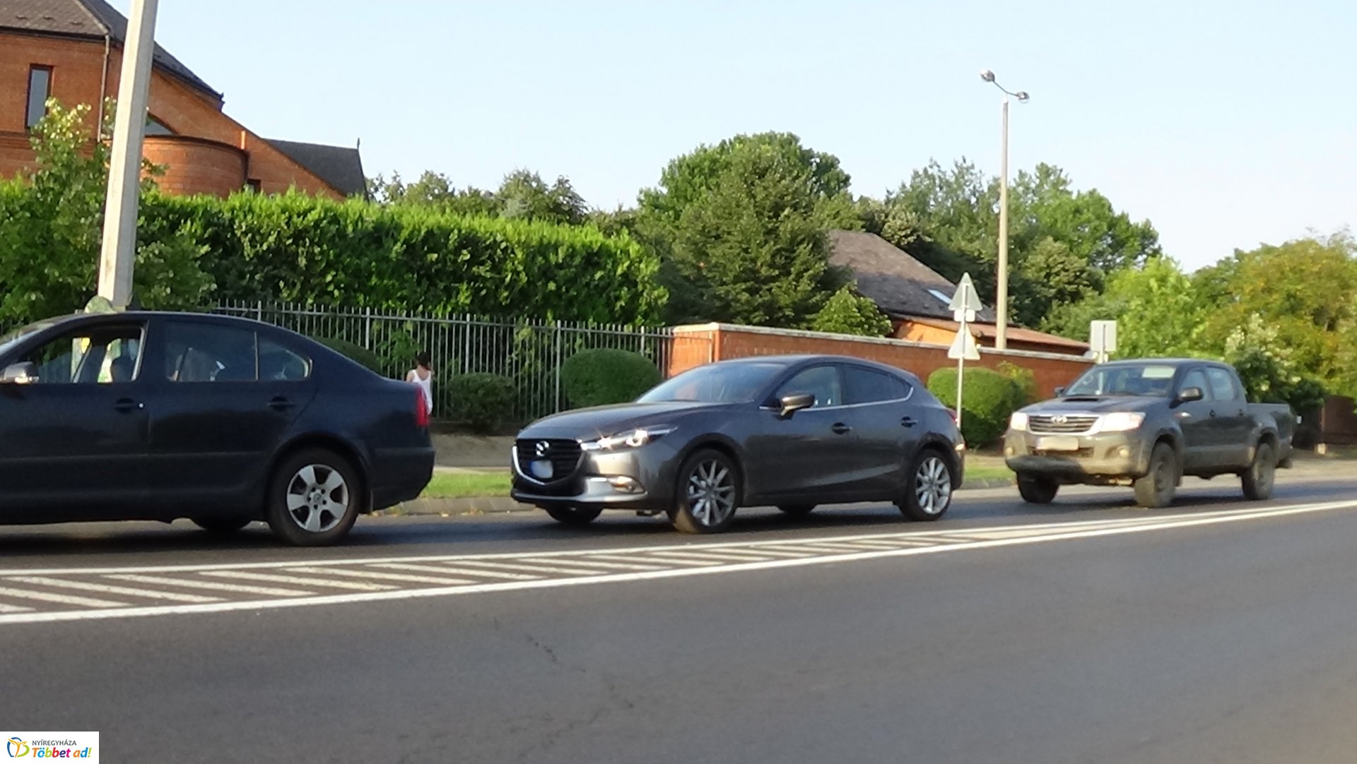 Hármas karambol a Kosbor utcán