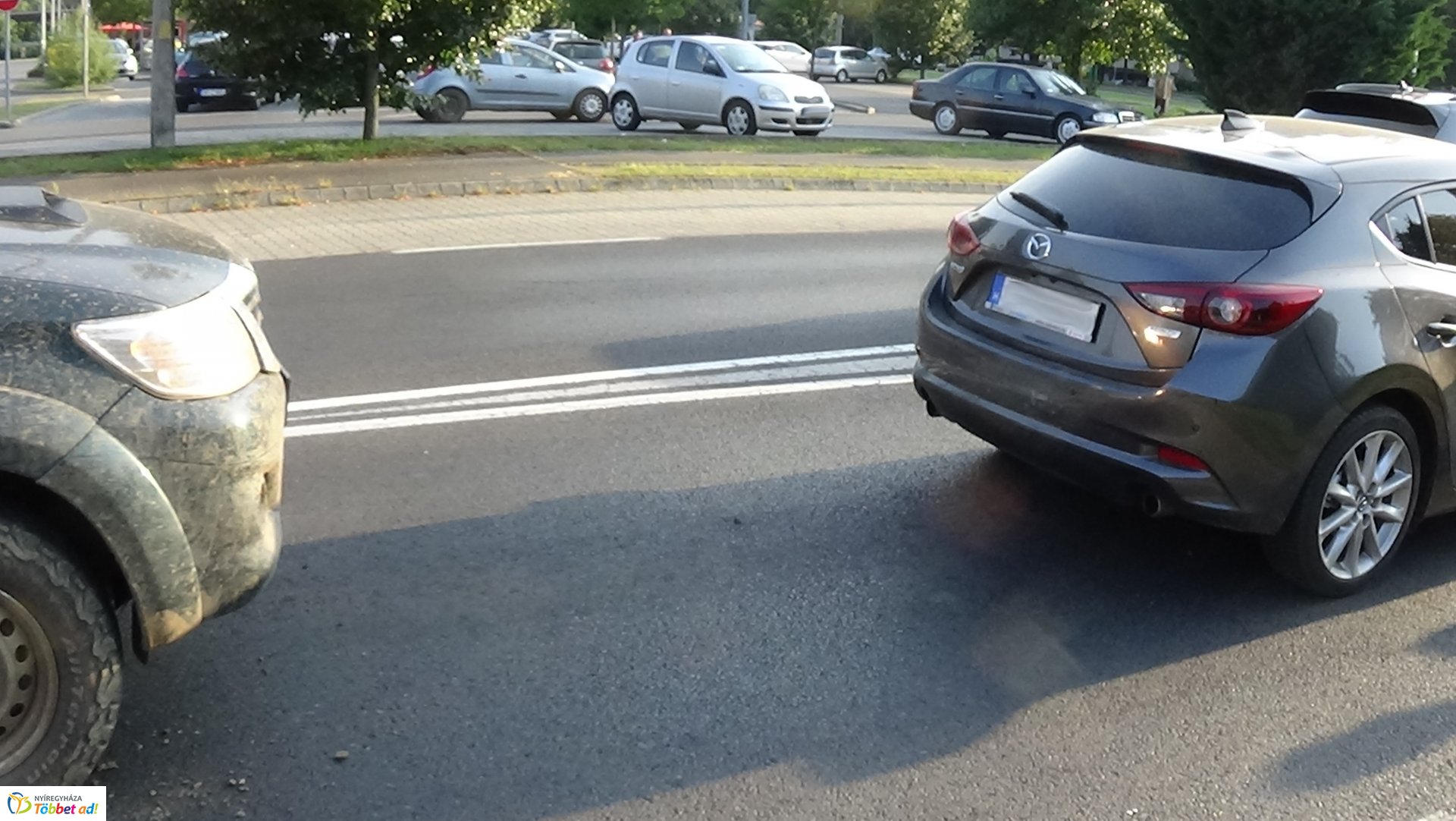 Hármas karambol a Kosbor utcán