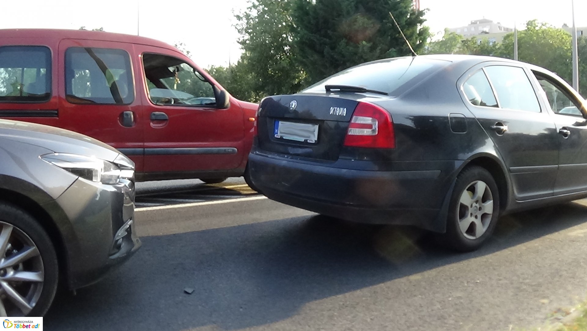 Hármas karambol a Kosbor utcán