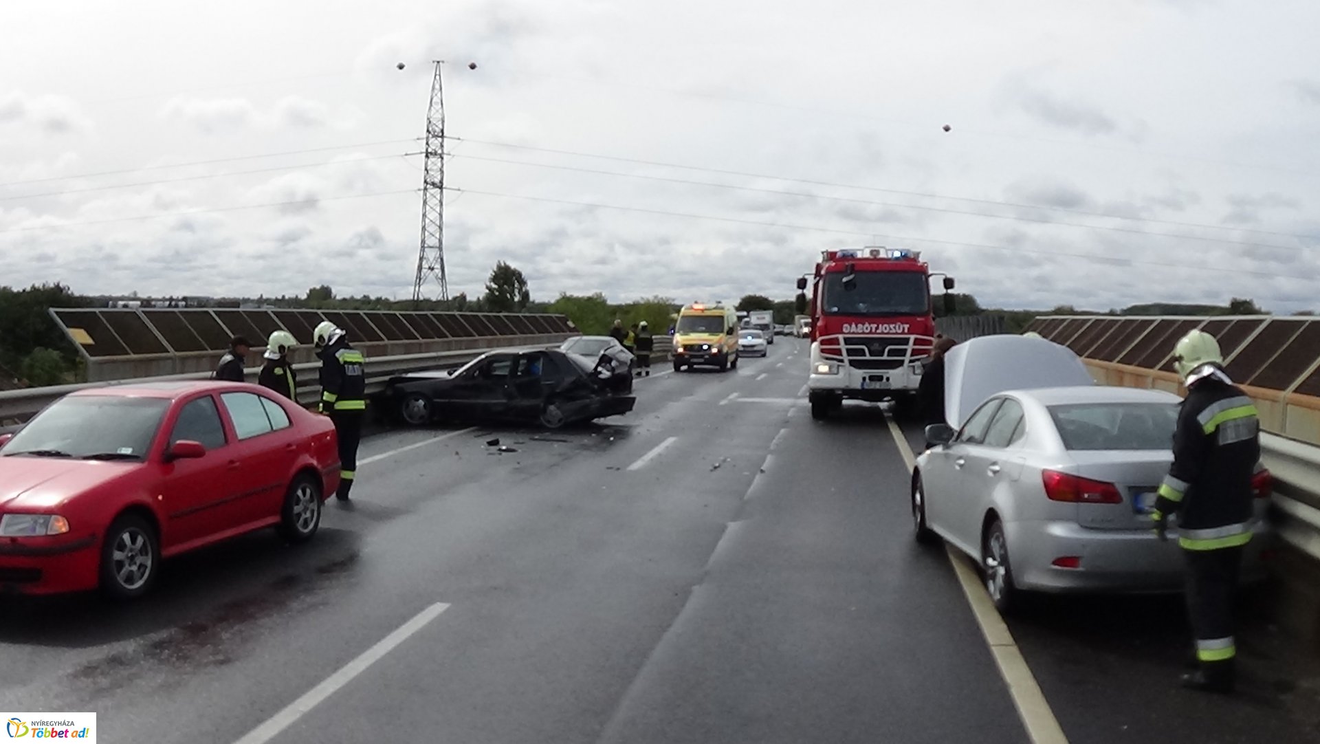 Hármas karambol történt a Debreceni úti felüljárón 