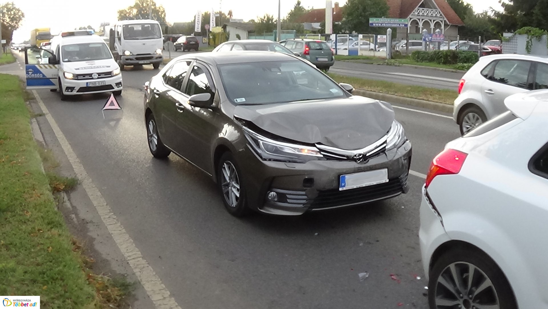 Hármas ráfutásos baleset történt a 41-es főútvonalon