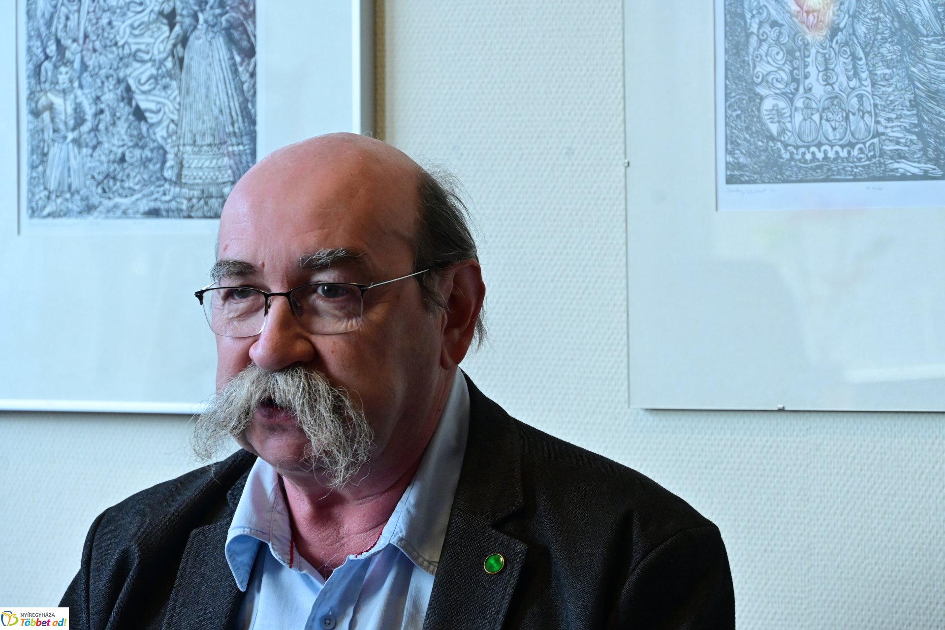 Hazug Pista a városi könyvtárban