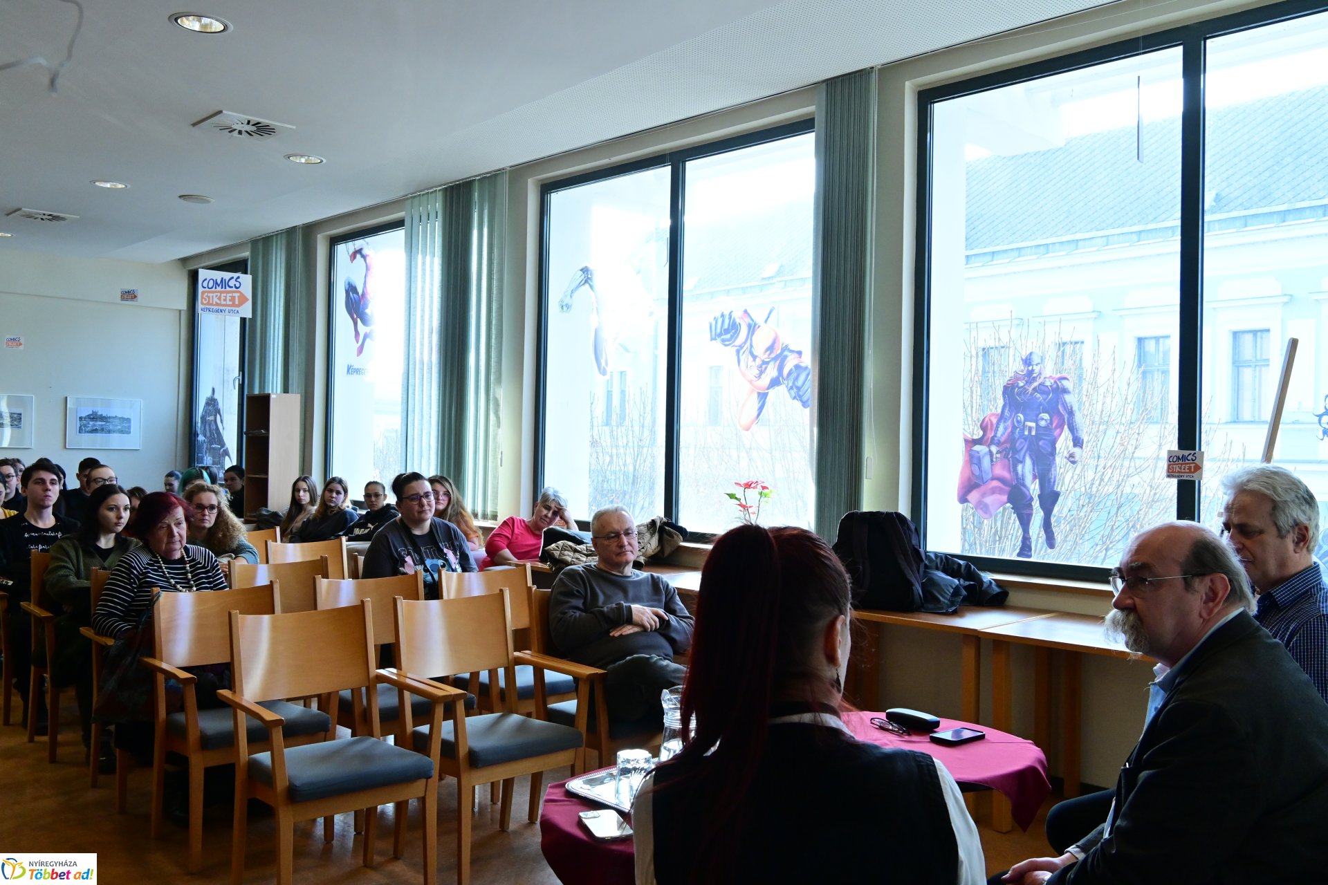 Hazug Pista a városi könyvtárban