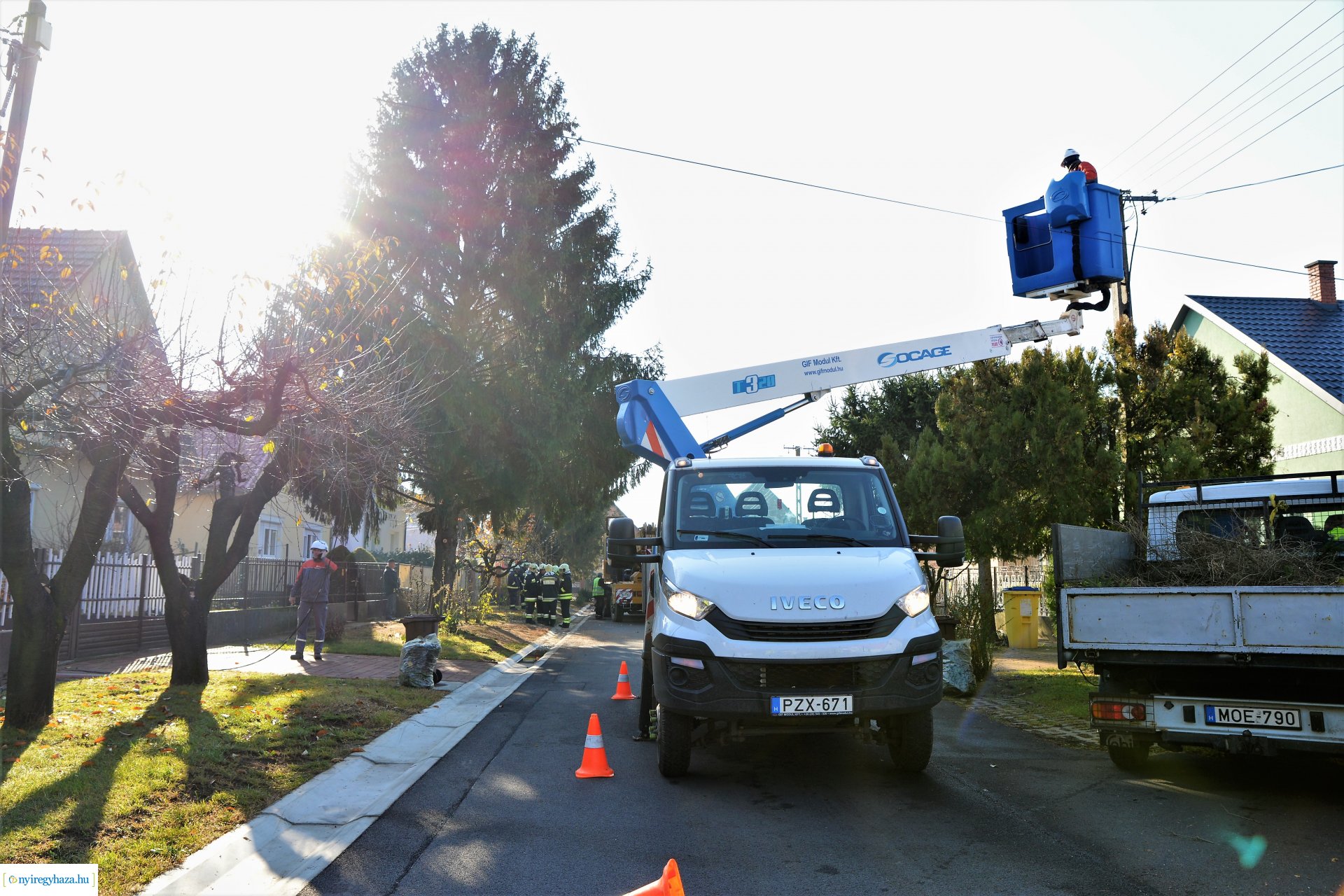 Helyére került a karácsonyfa a Kossuth téren