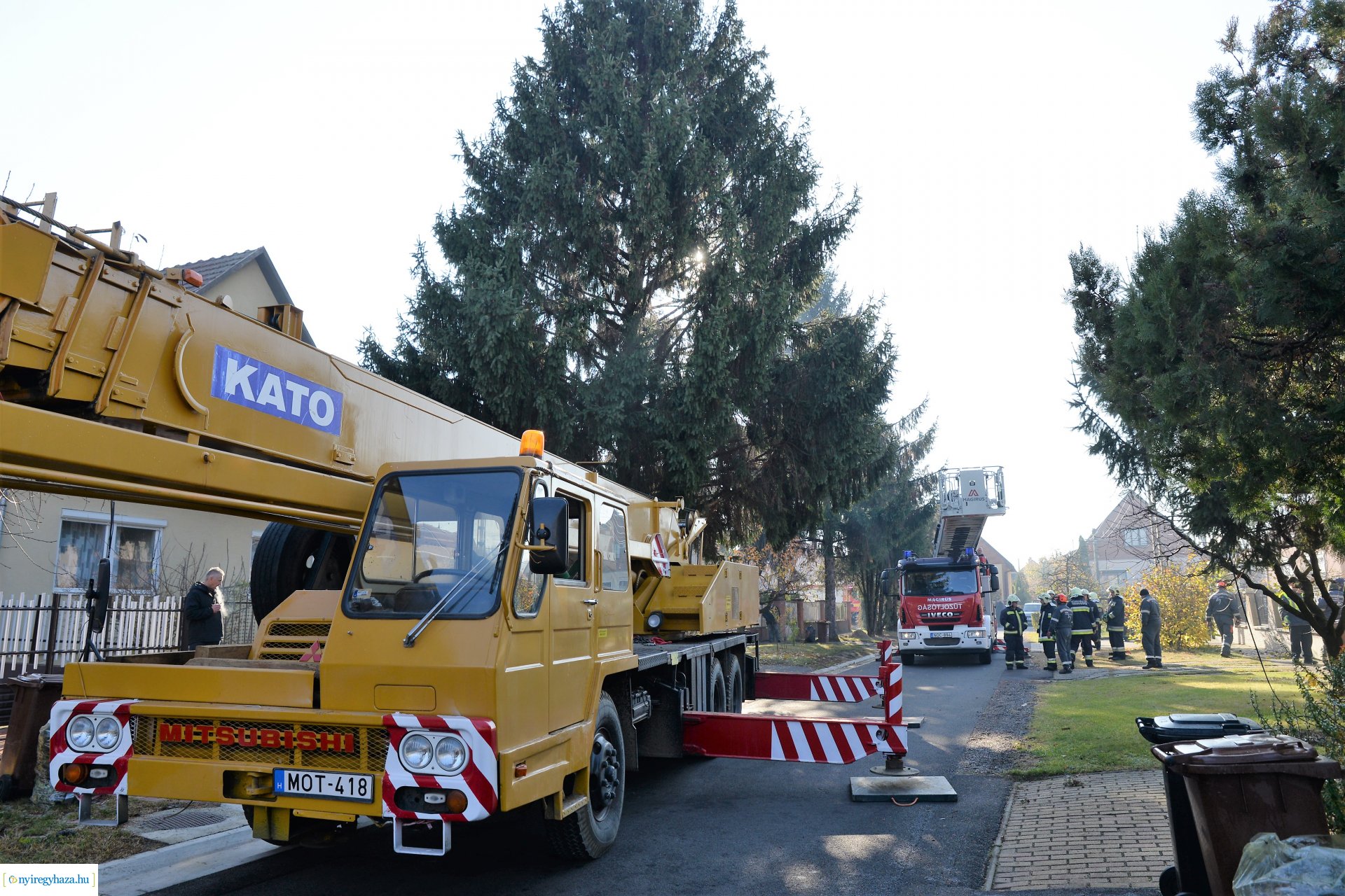 Helyére került a karácsonyfa a Kossuth téren