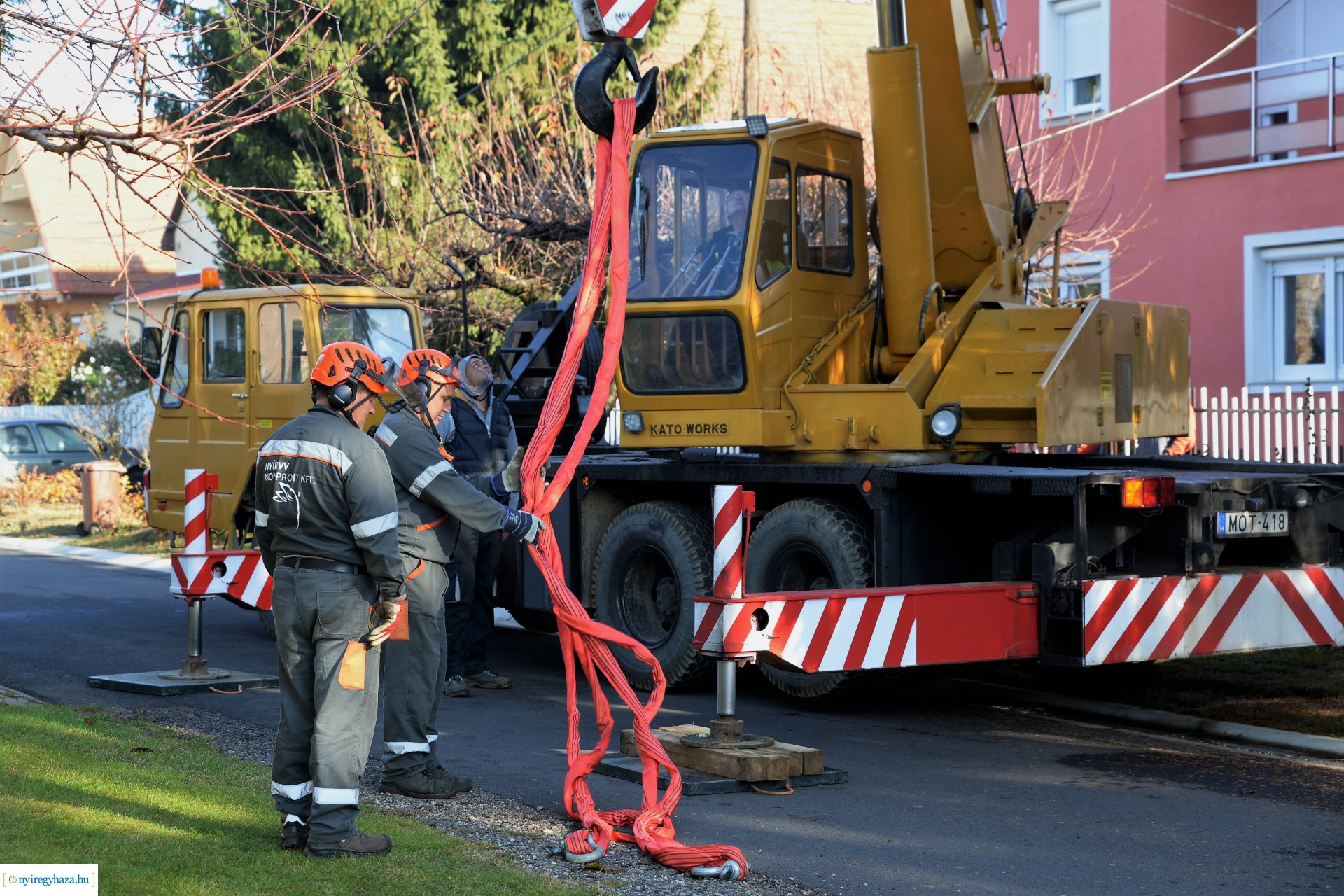 Helyére került a karácsonyfa a Kossuth téren