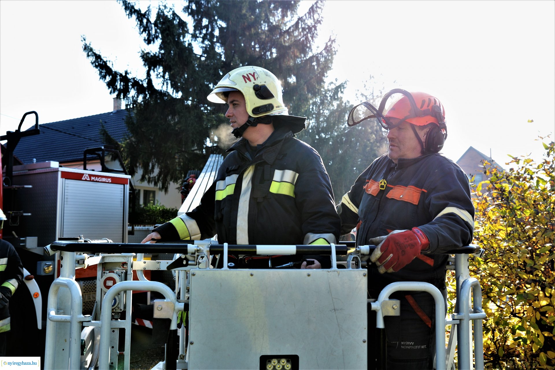Helyére került a karácsonyfa a Kossuth téren