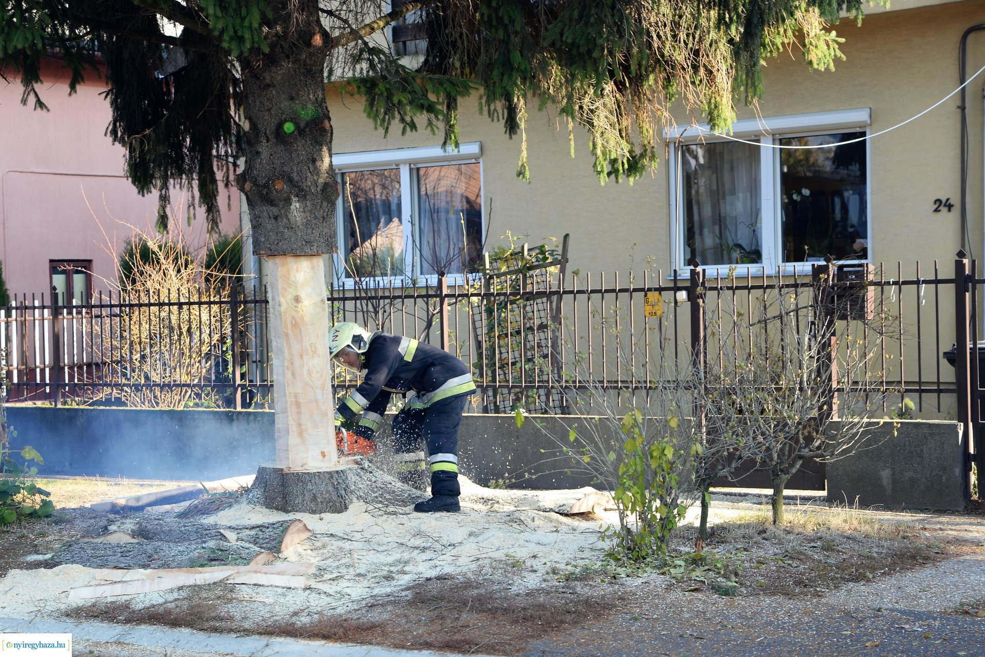 Helyére került a karácsonyfa a Kossuth téren