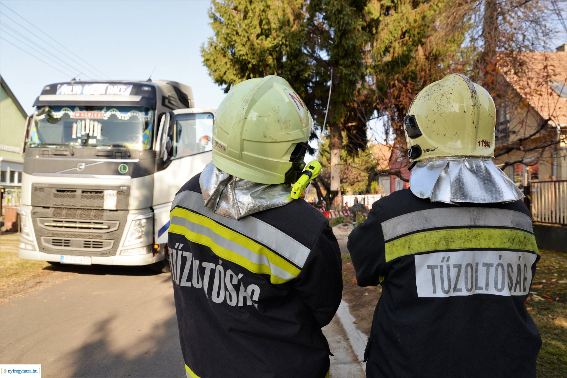 Helyére került a karácsonyfa a Kossuth téren