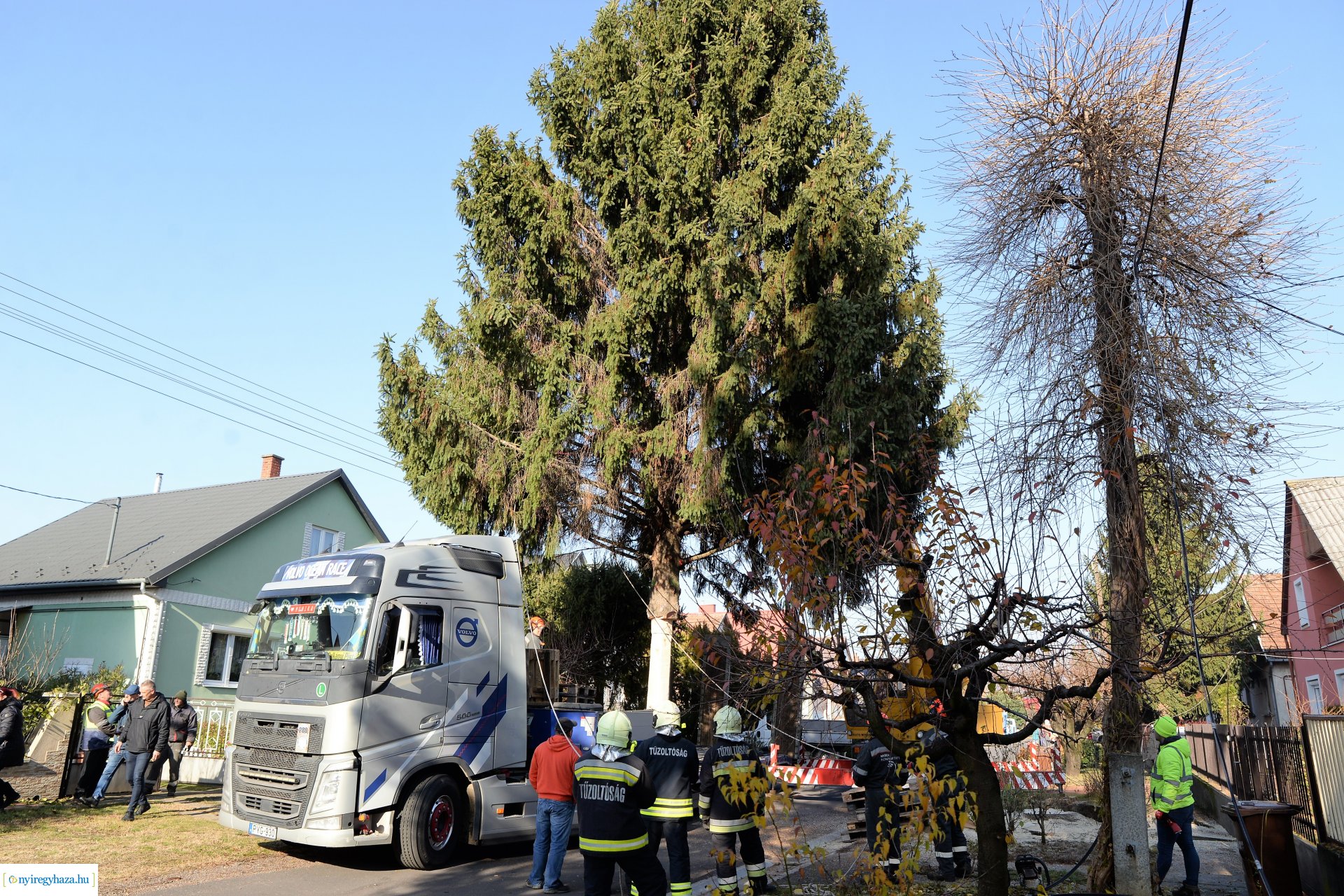 Helyére került a karácsonyfa a Kossuth téren
