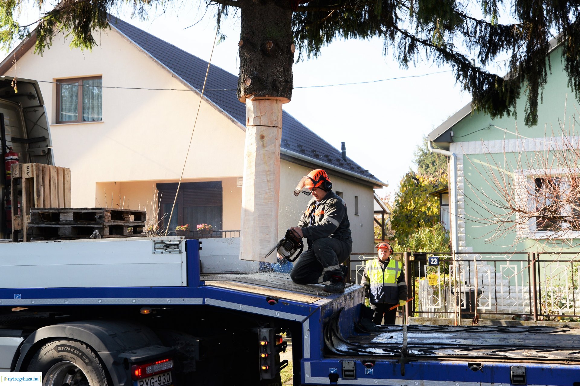 Helyére került a karácsonyfa a Kossuth téren