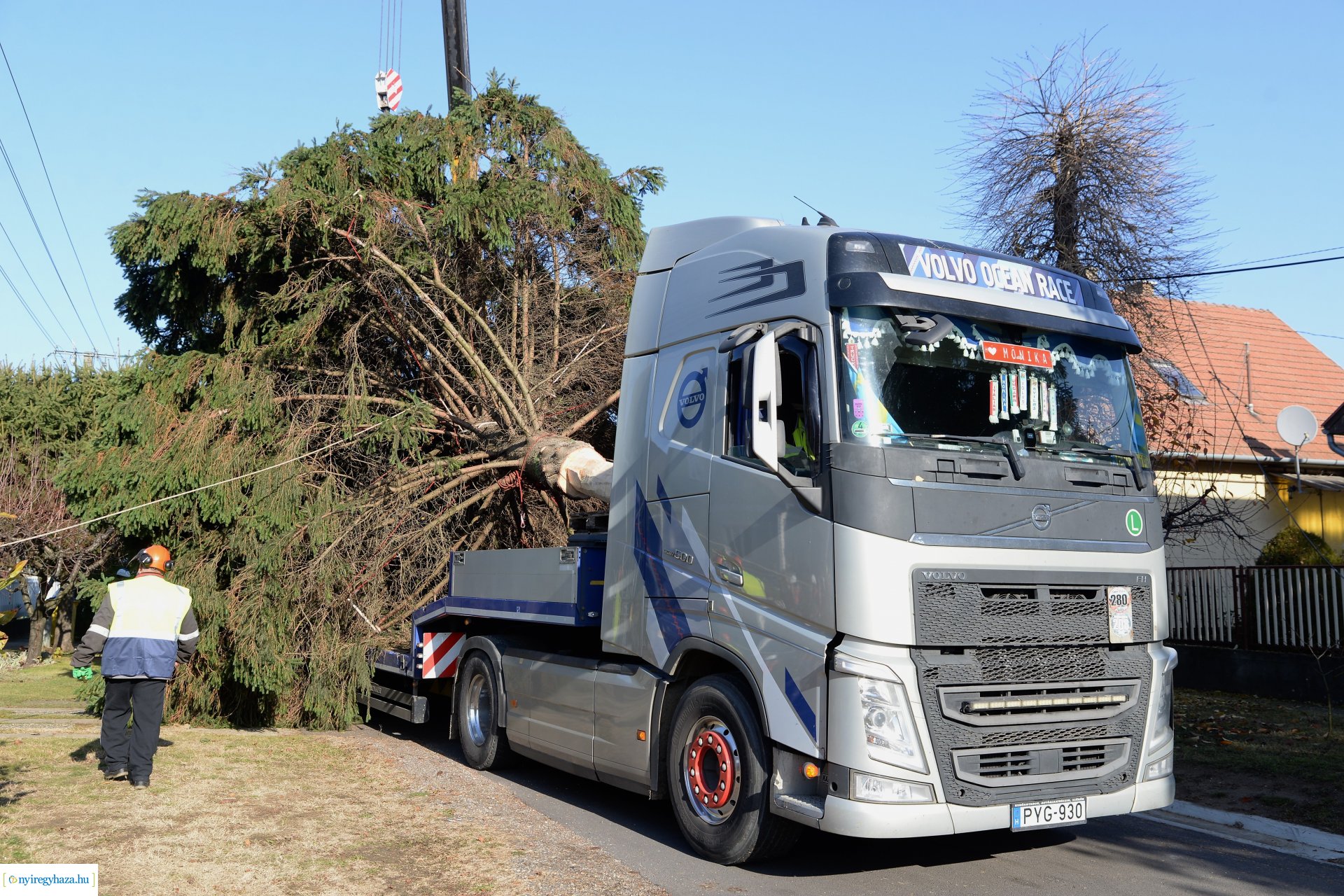 Helyére került a karácsonyfa a Kossuth téren