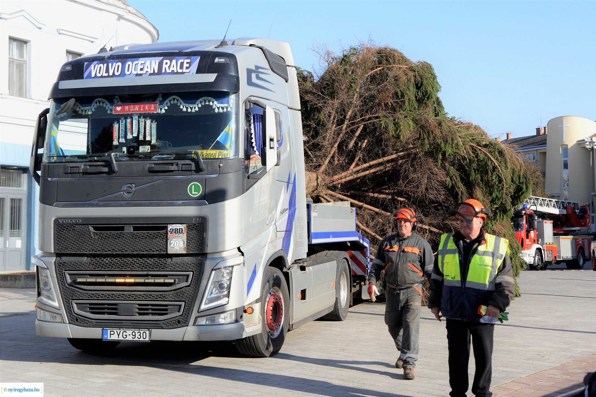 Helyére került a karácsonyfa a Kossuth téren