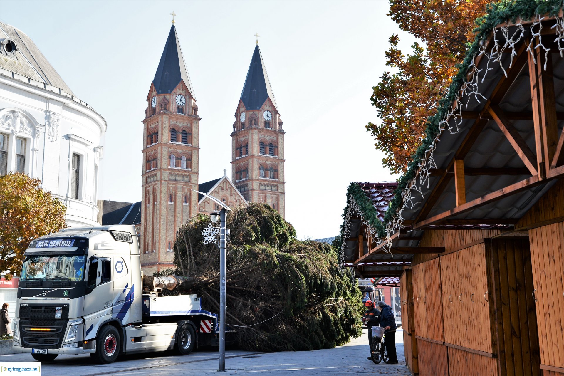 Helyére került a karácsonyfa a Kossuth téren