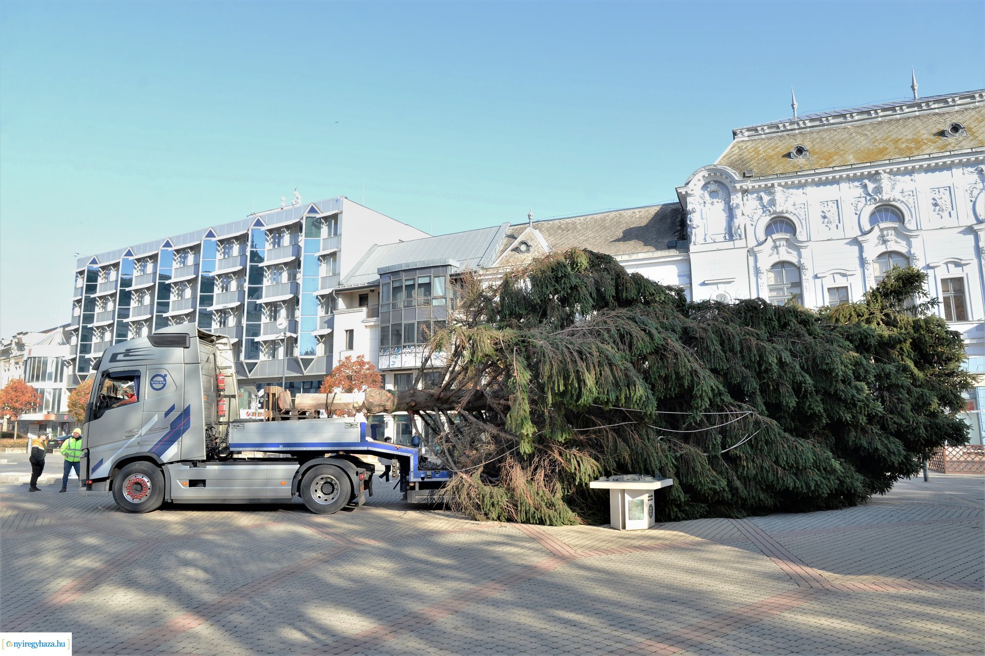 Helyére került a karácsonyfa a Kossuth téren