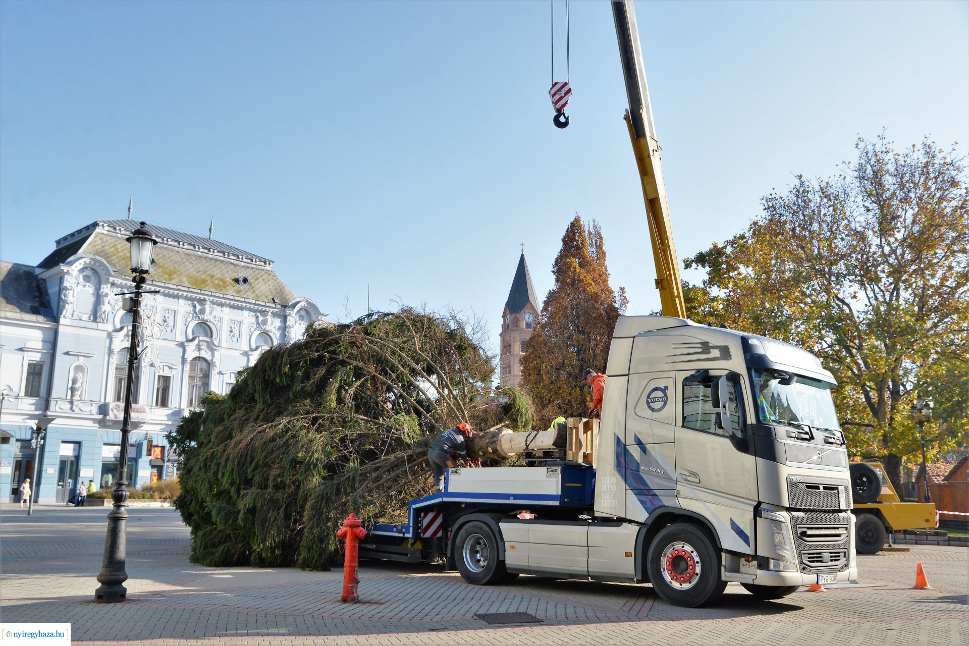 Helyére került a karácsonyfa a Kossuth téren