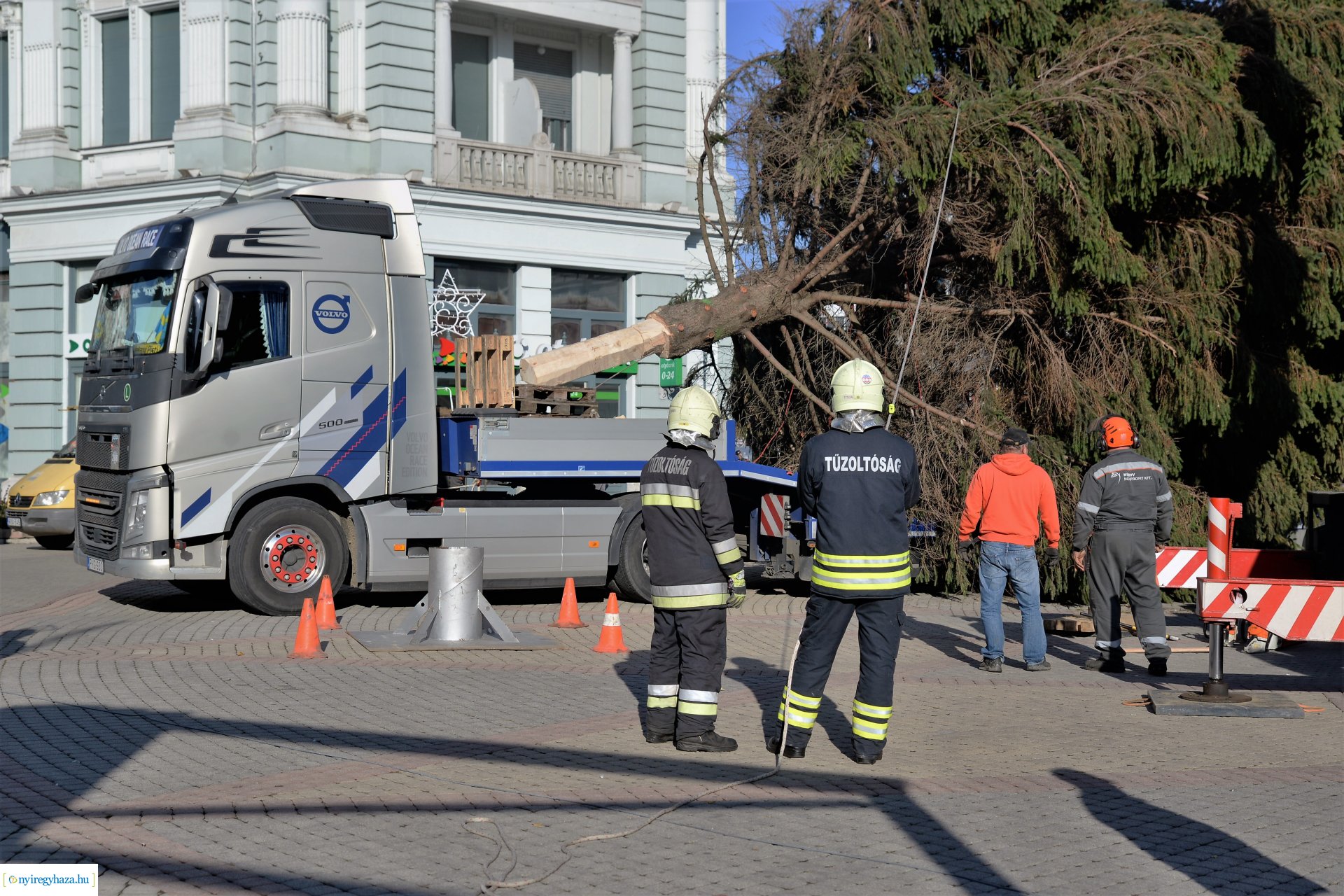 Helyére került a karácsonyfa a Kossuth téren