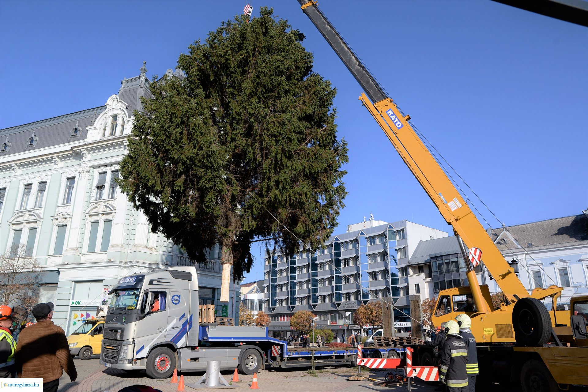 Helyére került a karácsonyfa a Kossuth téren