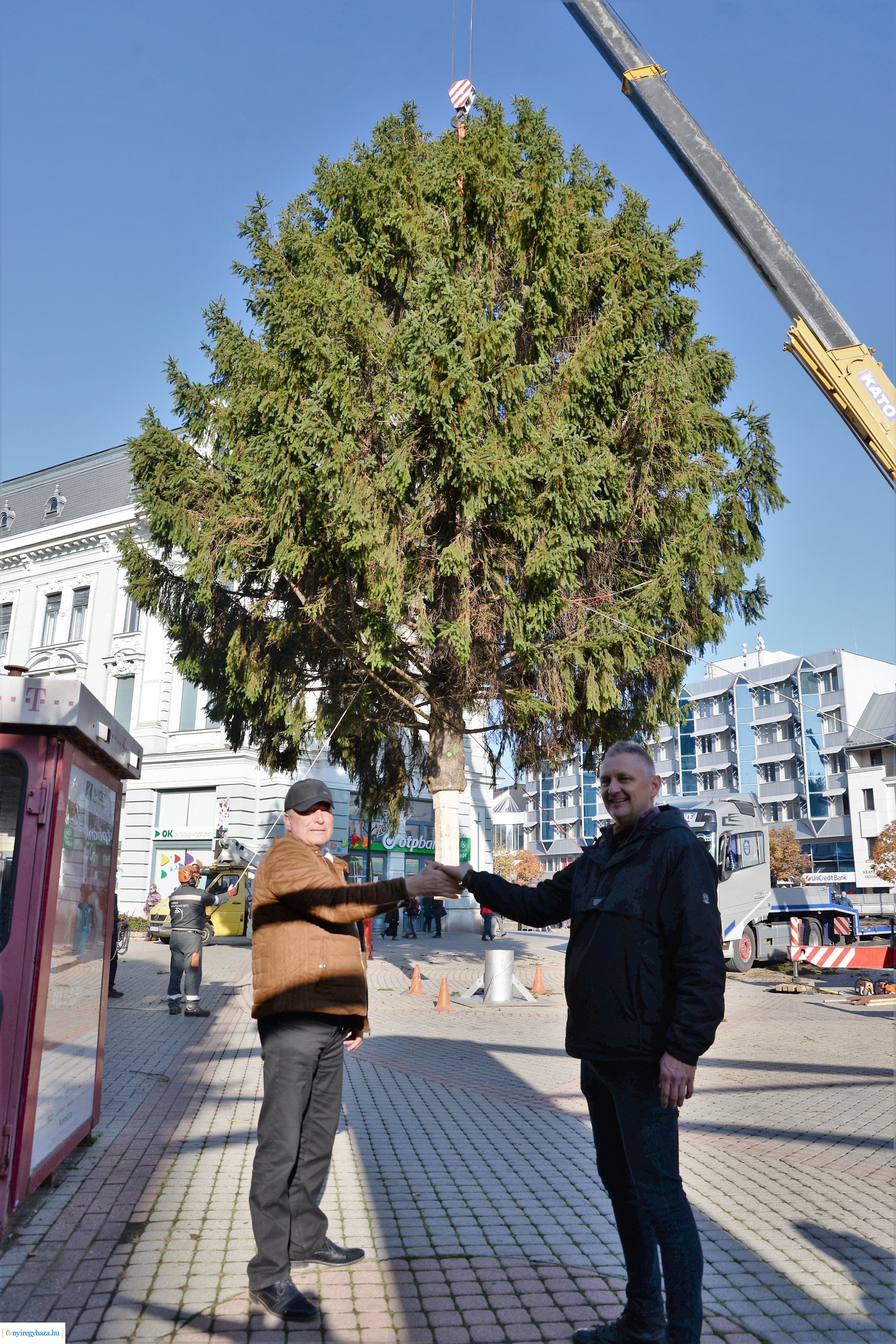 Helyére került a karácsonyfa a Kossuth téren