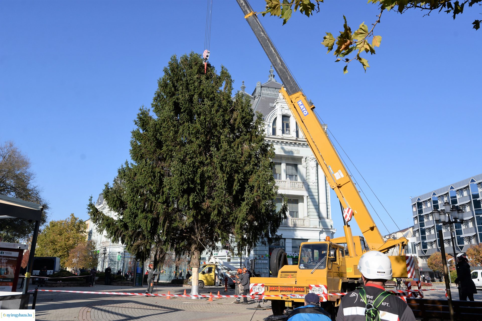 Helyére került a karácsonyfa a Kossuth téren