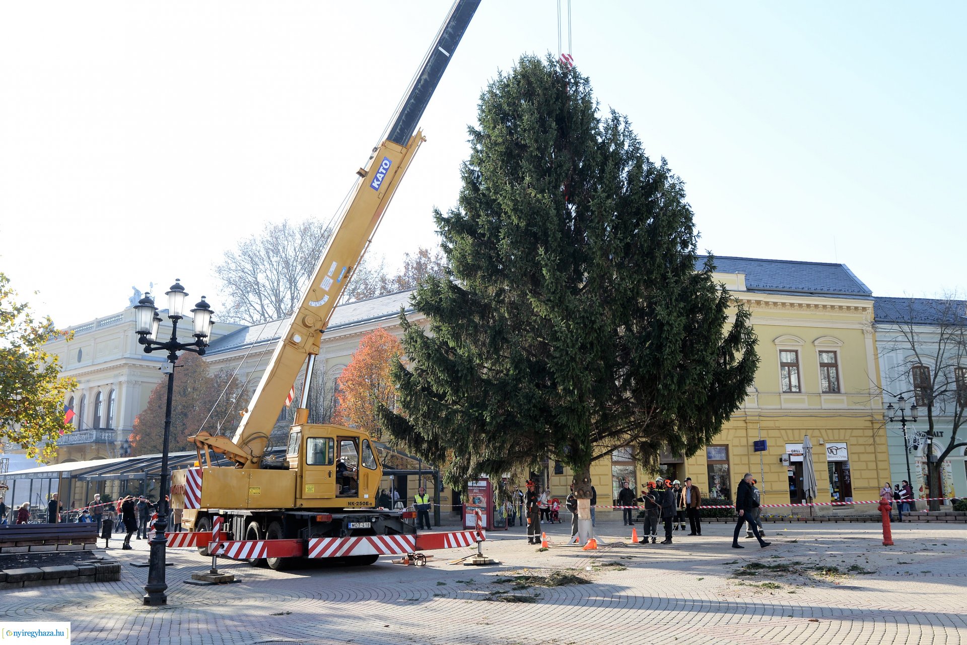 Helyére került a karácsonyfa a Kossuth téren