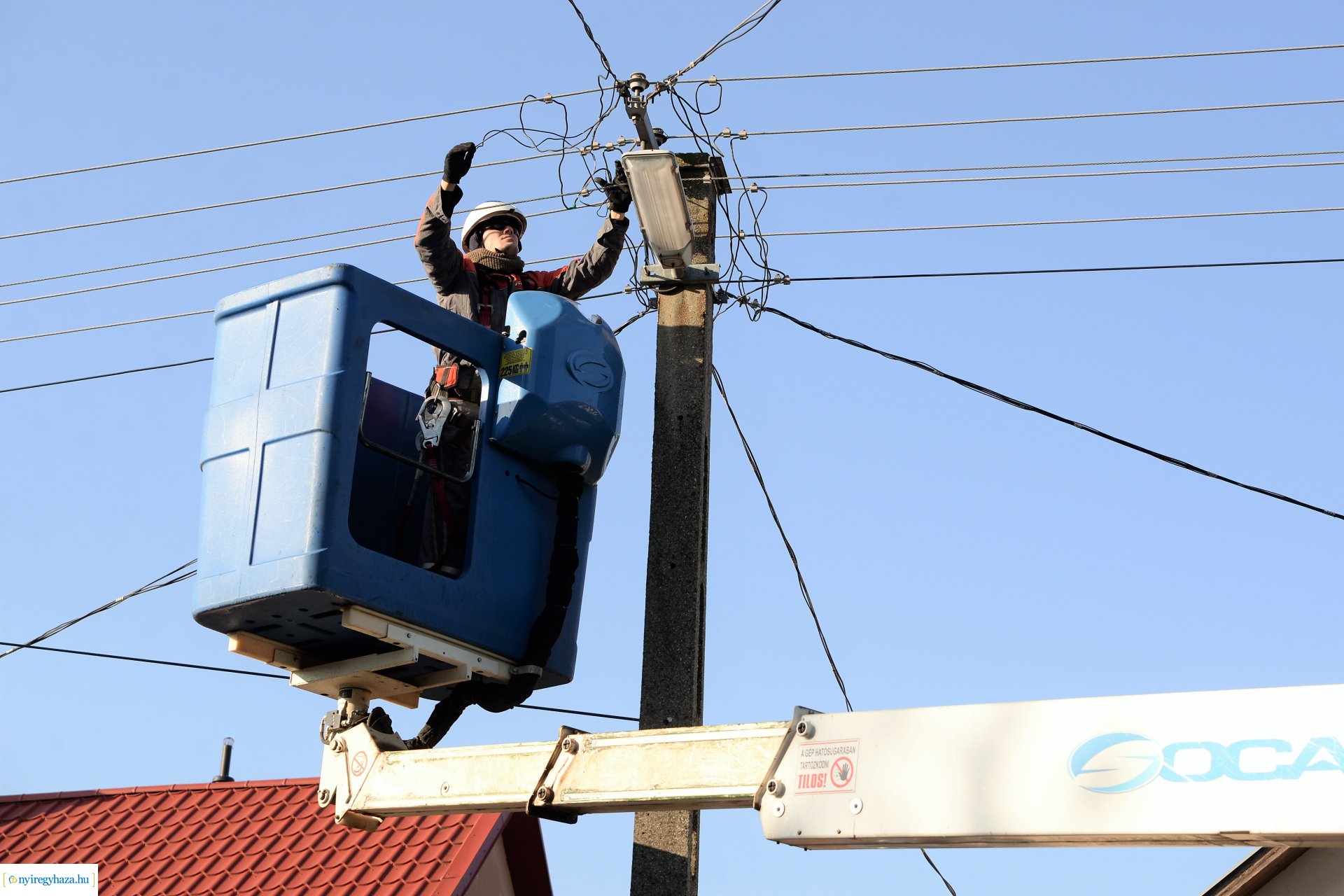 Helyére került a karácsonyfa a Kossuth téren
